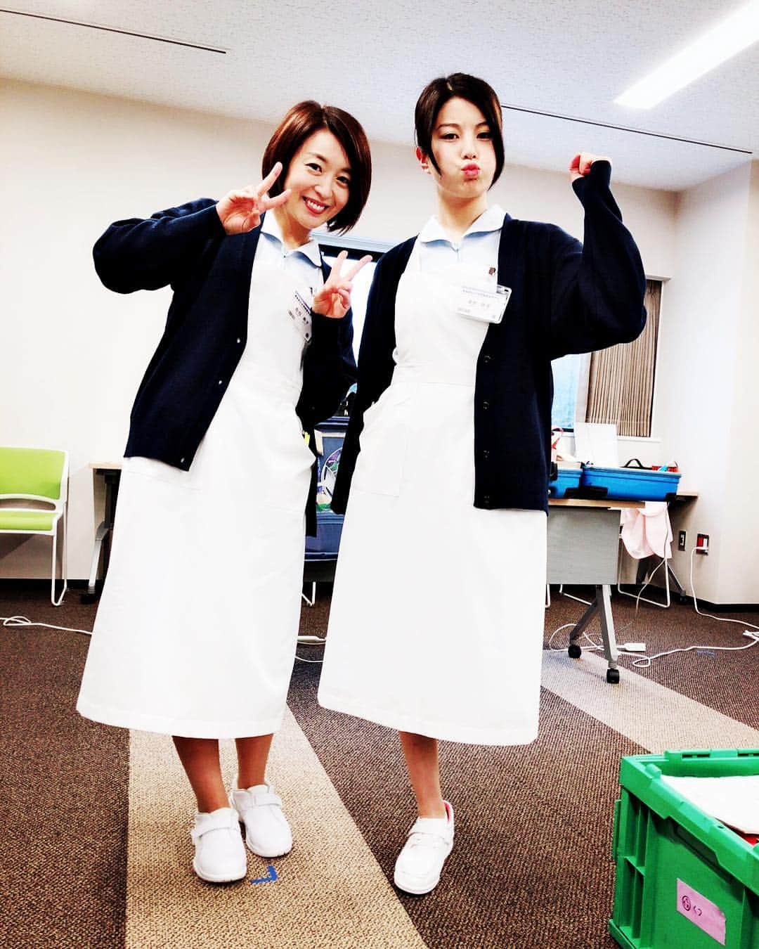 ほな・いこかのインスタグラム：「本日23:40〜ドラマ「いつまでも白い羽根」第２話🐥 酒井美紀さんと写真撮れたら、嬉しさのあまり左足が行方不明。」