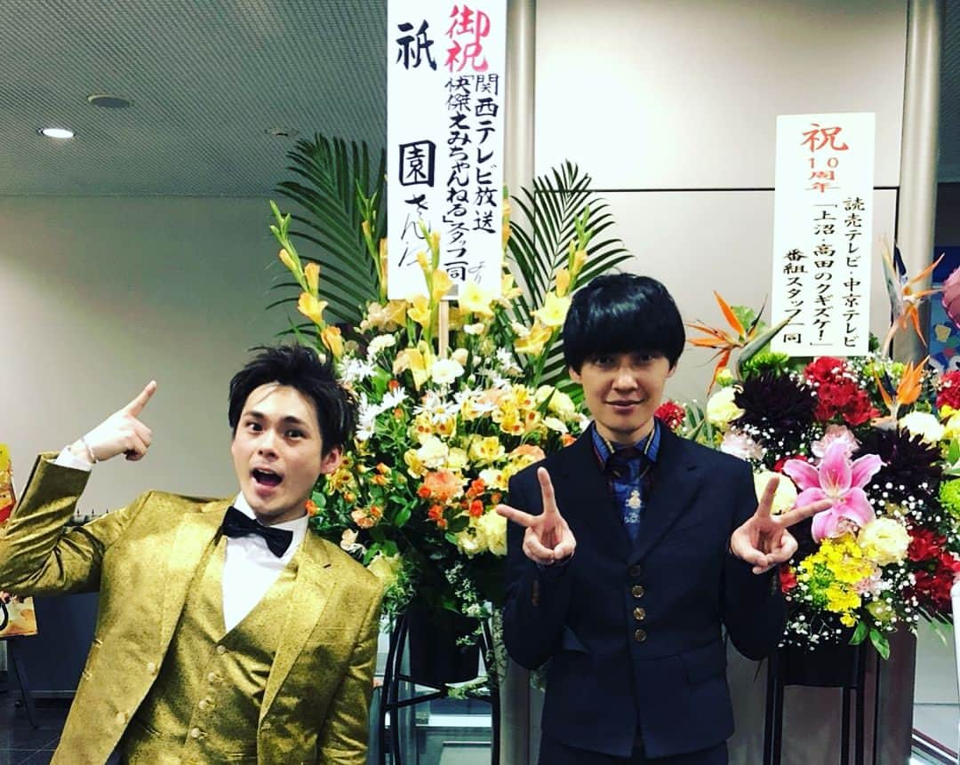 櫻井健一朗さんのインスタグラム写真 - (櫻井健一朗Instagram)「10周年単独ライブ ぎおんまつり 〜Thanks giving10〜 ご来場ありがとうございました😊 #背景の照明の彩りは赤黄色緑♪ #えみちゃんねるさんとクギズケさんからお花いただきました #お客様からもお花たくさん #ありがとうございます #10周年展示会 #GION展に来てくれたみなさん #関わってくれたすべての方 #ありがとうございました #エンドロールの #チームぎおんが1画面に出てるの素敵 #スペシャルサンクスのみなさんもありがとうございます #東京公演は2週間後 #おたのしみに！」4月15日 3時44分 - sakurai_k