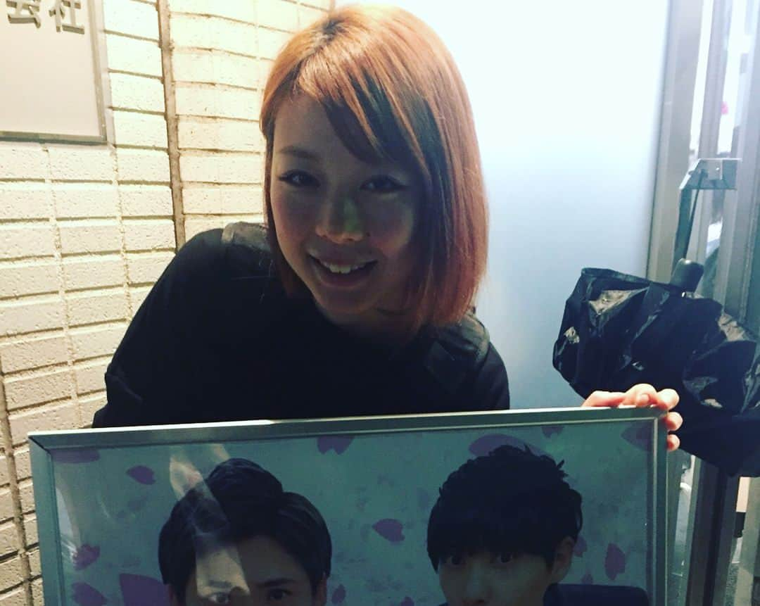 櫻井健一朗さんのインスタグラム写真 - (櫻井健一朗Instagram)「10周年単独ライブ ぎおんまつり 〜Thanks giving10〜 ご来場ありがとうございました😊 #背景の照明の彩りは赤黄色緑♪ #えみちゃんねるさんとクギズケさんからお花いただきました #お客様からもお花たくさん #ありがとうございます #10周年展示会 #GION展に来てくれたみなさん #関わってくれたすべての方 #ありがとうございました #エンドロールの #チームぎおんが1画面に出てるの素敵 #スペシャルサンクスのみなさんもありがとうございます #東京公演は2週間後 #おたのしみに！」4月15日 3時44分 - sakurai_k