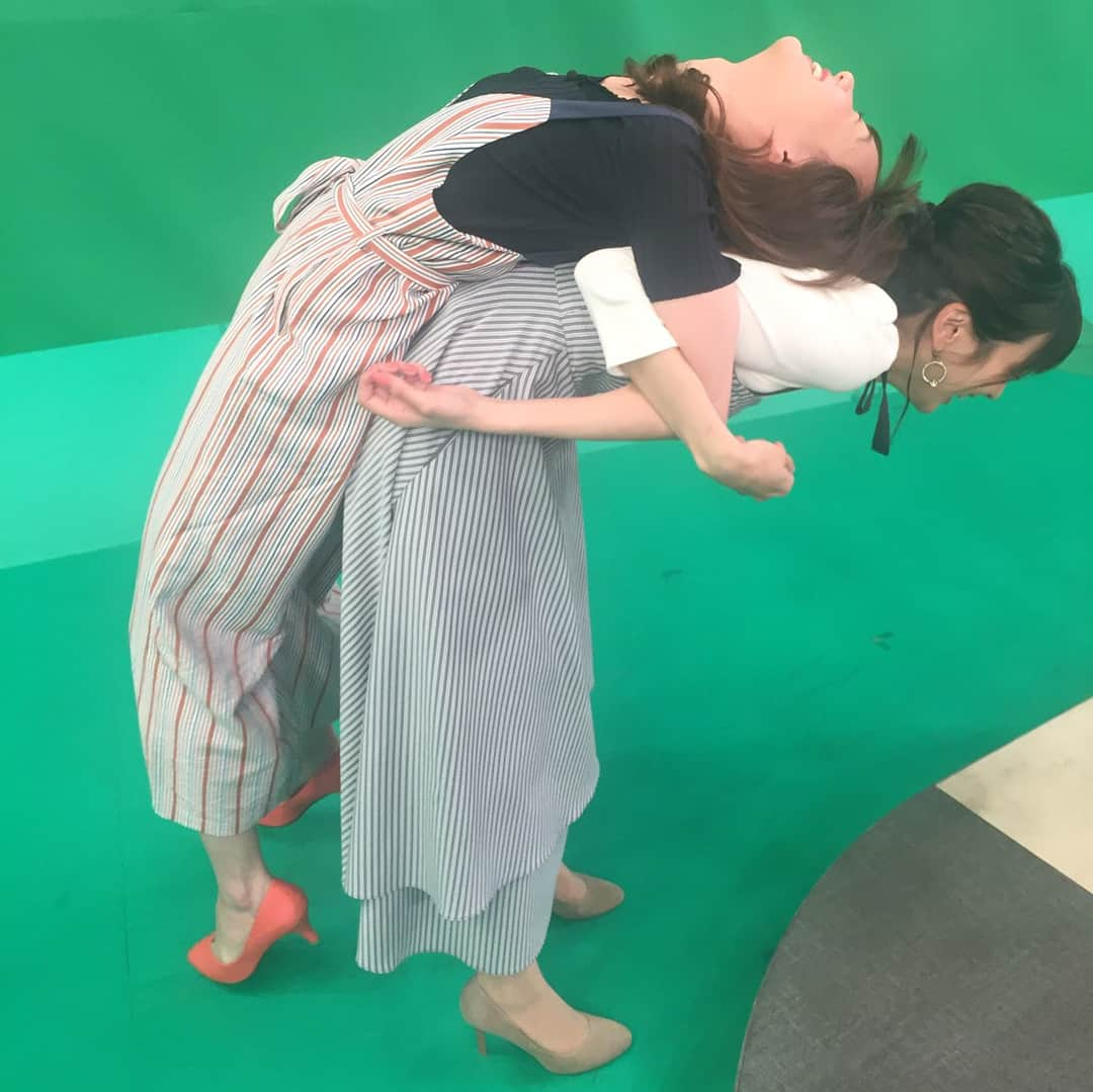 高見侑里さんのインスタグラム写真 - (高見侑里Instagram)「◡̈♥︎ BS11で秋ちゃんと♡ オンエアの合間に伸びをしました！笑 ワンピース…#RANDA トップス…#cocogirls_style  パンプス…#DIANA」4月14日 19時49分 - yuri_takami_official