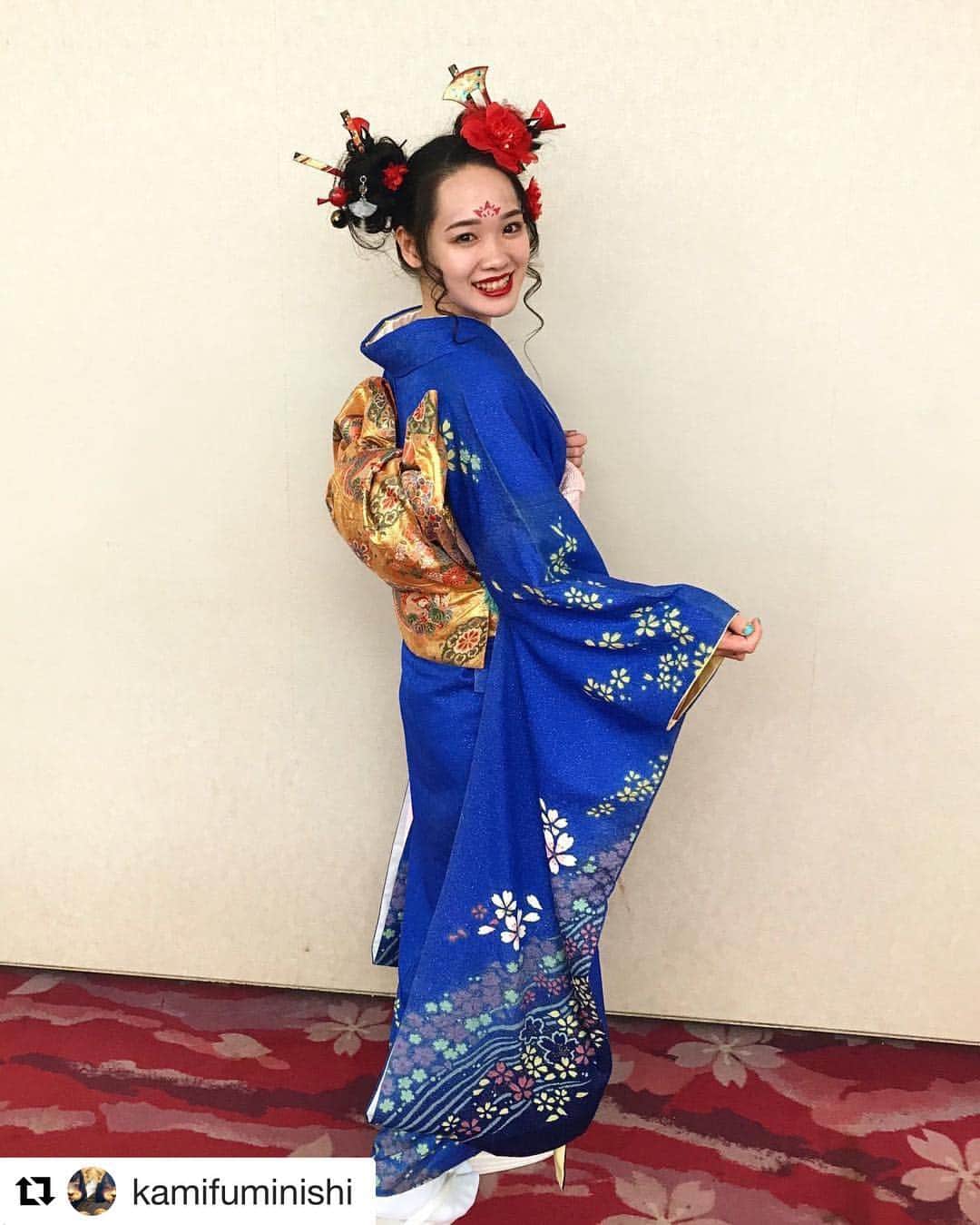 のインスタグラム：「#Repost @kamifuminishi with @get_repost ・・・ . 入学式ヘアショー🌸 両国国技館 . モデルのしおりちゃん 一緒にヘアメイクしたあみ氏 ステージ緊張したけど とっても楽しめました🌟 . しおりちゃんめちゃくちゃ 振り袖似合うし堂々と歩いていて 綺麗でした☺︎ あみ氏と最高なヘアメイク できて楽しかった☺︎ . 6000人の前で施術と云う 貴重な体験は最初で最後かな . 前日にヘアのアドバイスして貰って より良いものが出来ました○ . #ヘアショー #東ベル #滋慶学園 #cooljapan #hairmake #hairarrange #l4l #f4f #振袖 #お団子 #和装 #両国国技館 #入学式 #美容学生」