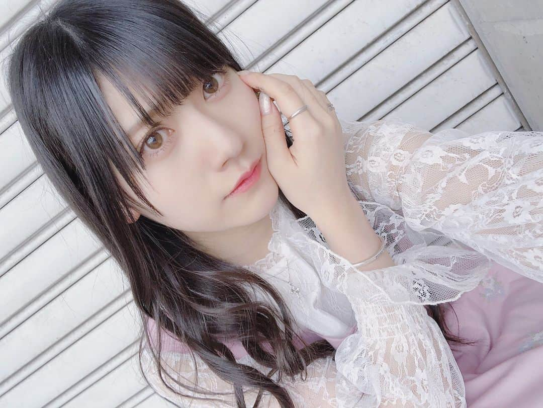 山田麻莉奈さんのインスタグラム写真 - (山田麻莉奈Instagram)「. . カラコンどこのー？ って質問を多くいただくので紹介。☺︎ . わたしが愛用してるのは 安室奈美恵さんがイメージモデルを務める 『ReVIA』(レヴィア)のカラコンです( ¨̮ )︎︎❤︎︎ . レンズサイズは14.1mmで着色直径は13.2mmの めちゃくちゃ自然なカラコン。 裸眼に近いというかもはや裸眼です(？) けど色がほんとかわいくて😭 わたしはノスタルジアという カラーを使ってるんだけど、 自然なオリーブ系の色ですごくかわいい😭❤︎❤︎ . もうちょっと大きいのがいいなって方は レヴィアの黒じゃなくてピンクの箱の ブラウンおすすめ( ¨̮ )︎︎ 前にルナソルさんのコスメ紹介してた投稿、 あのときはブラウンつけてました✨ . . #カラコン #カラーコンタクト #revia #レヴィア #安室奈美恵 #ノスタルジア #ハーフ #オリーブ  #かわいい #おしゃれ #キラキラ  #自然 #おすすめ」4月14日 20時44分 - marina.yamada_324