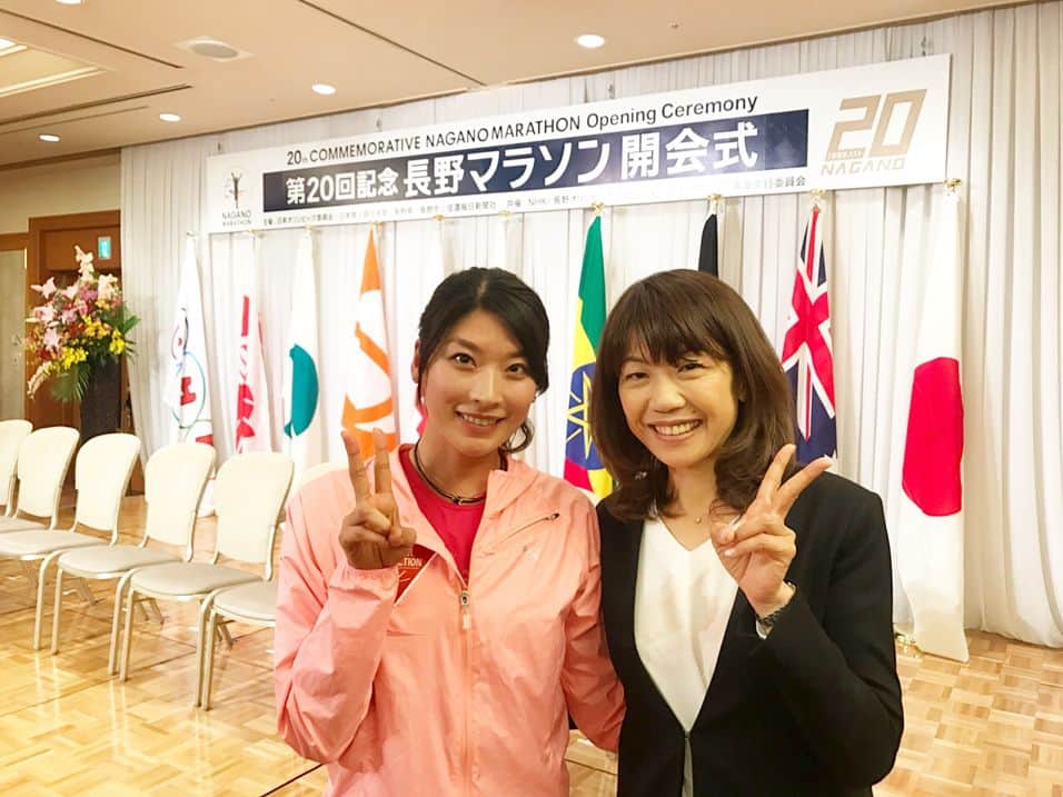 西谷綾子のインスタグラム：「✴︎ 長野マラソン開会式。 私のRUN師匠 Qちゃんこと高橋尚子さんと♡ また来週も岐阜で会えるから嬉しいなー♪ ・ 2枚目は今年のヤスト組メンバー^ ^ ・ ファイテンブースでは、3回のボディケア講習会。 大盛況。ご参加ありがとうございました♡ ・ 明日は長野の景色、空気、地元の方達の温かさ、ランナーとの触れ合い、思い切り楽しみながら走ります♪ #長野マラソン #長野 #マラソン #ファイテン #セルフケア #ボディケア #nagano #marathon #run #running #enjoy」