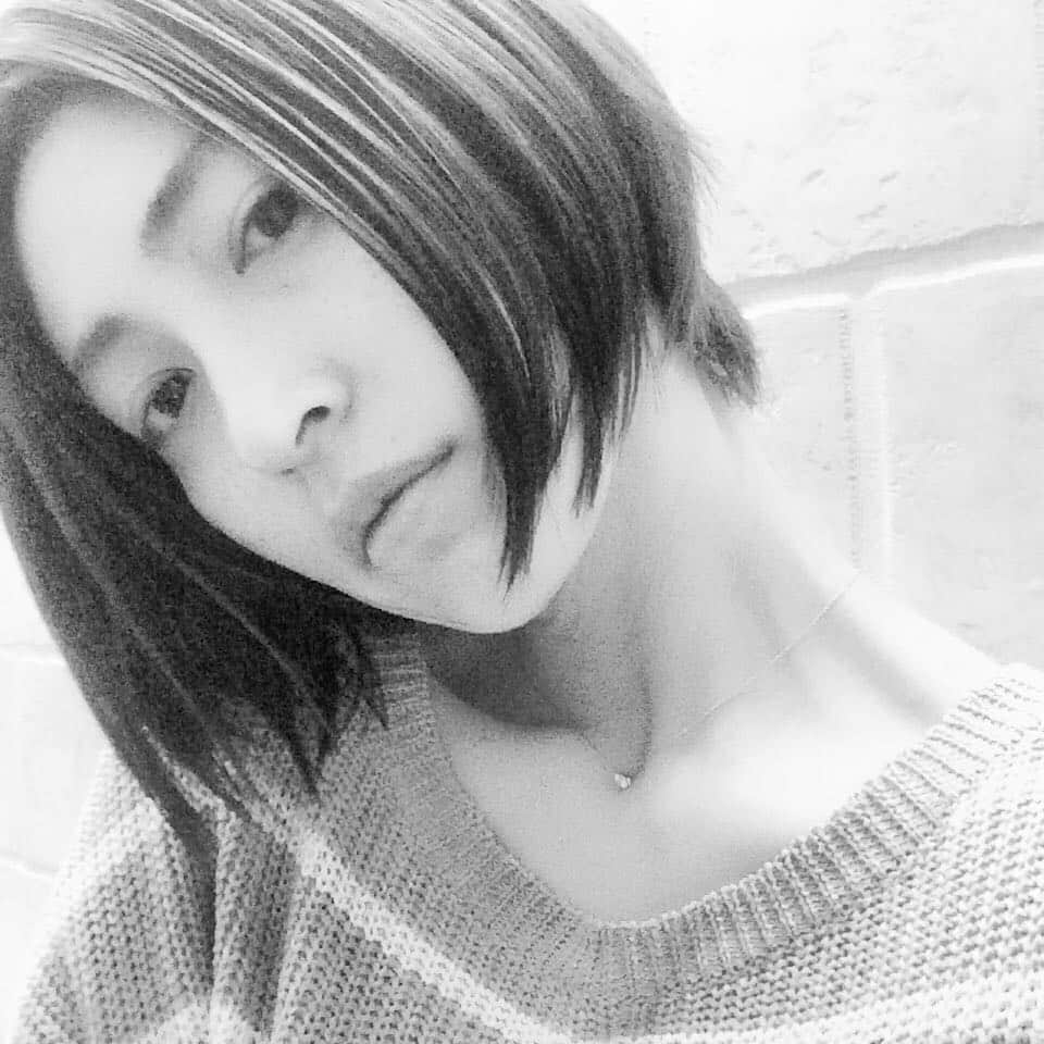 長谷部瞳のインスタグラム：「今日寒かったー なんだか寒いんだか暑いんだか よくわからないねぇ 防寒物しまっちゃったことも 羽毛布団しまっちゃったことも後悔… #季節の変わり目 #4月はまだ寒い #ヒートテック着用 #衣替えのタイミング #間違えた」