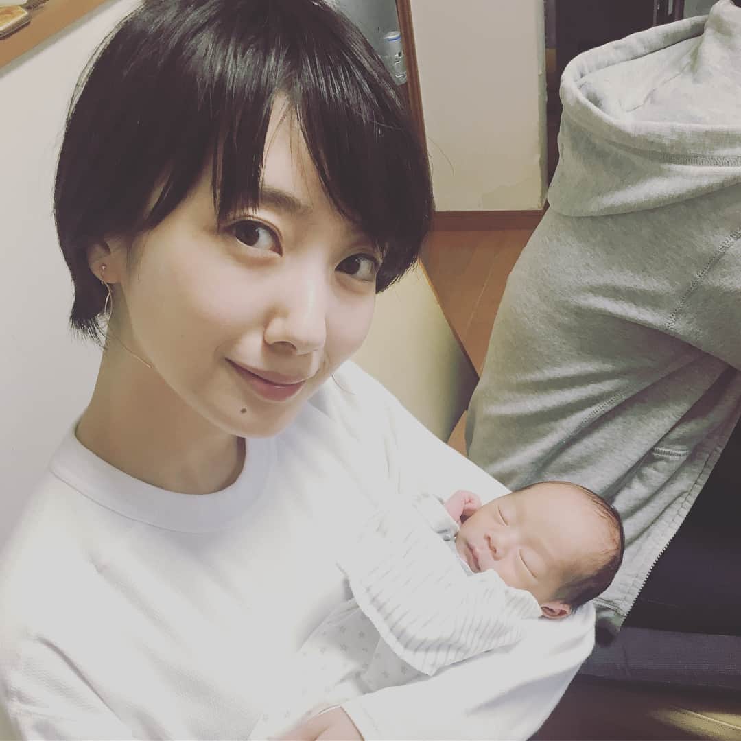 波瑠さんのインスタグラム写真 - (波瑠Instagram)「私、おばさんになりました。 生命ってすごいなと改めて感じます。彼の日々が、あたたかく健やかでありますように。」4月14日 21時58分 - 06_haru_17