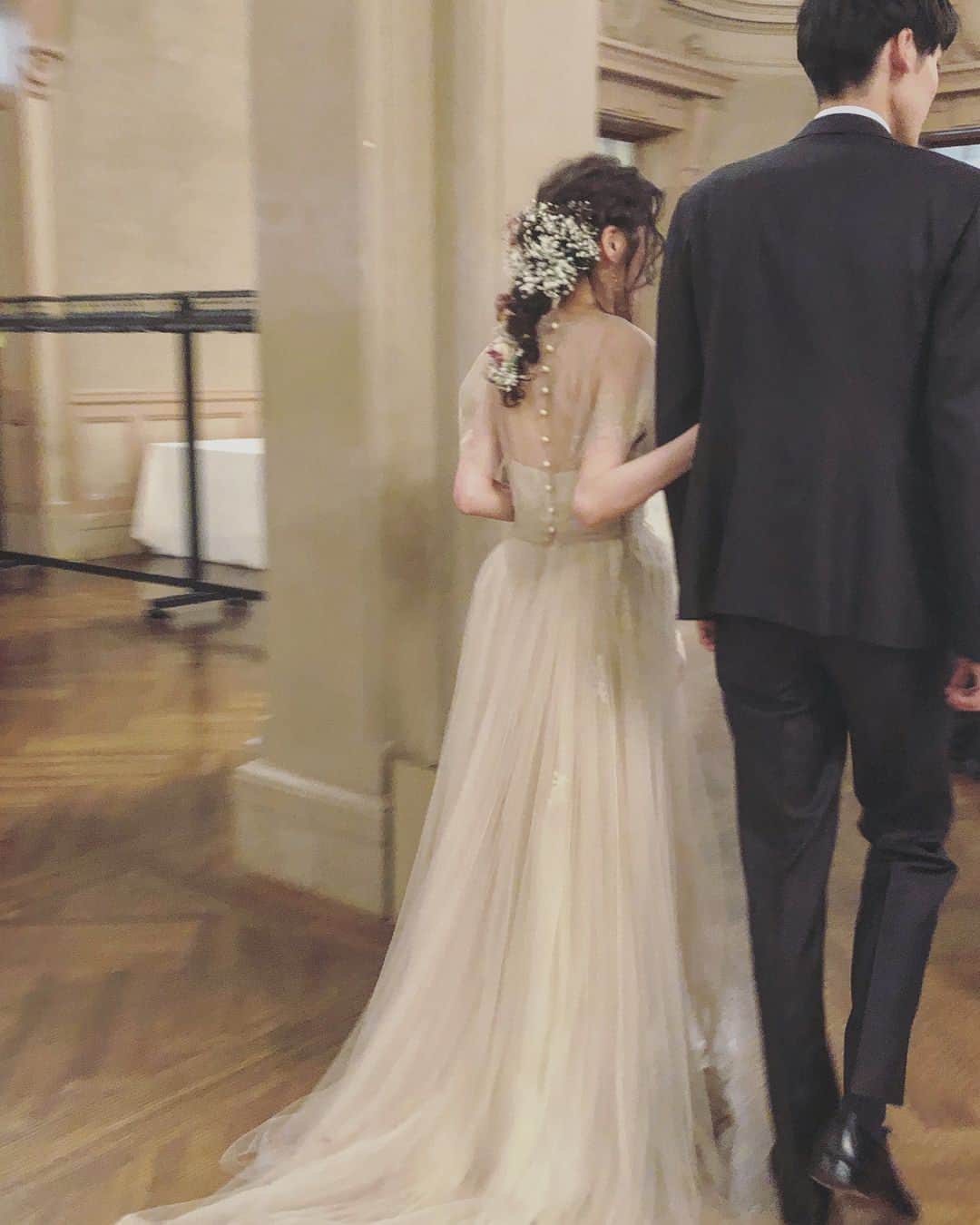 柴田紗希さんのインスタグラム写真 - (柴田紗希Instagram)「こんなに可愛い花嫁さん本当にいるの？ リアル天使を見ました 最初から最後まで かわいいの声が止まることなかった 今日はとんでもなく可愛いるりえ氏の結婚式でした！！！💍 るりえ氏の結婚式に行けるなんてもう。。。😭✨ とっても小さな身体なのに 大きな大きな心の持ち主 いつもどんなときもあたたかくて いつもどんなときも可愛すぎて すんごく自然体な人‼️ しっかりしててかっこよさもあって あああ、きらきらな女性です。 素敵な素敵な旦那さんとあたたかい家族に包まれてもう、会場が素晴らしく良い雰囲気で、、、心まんぷく！ あったかーい家庭を幸せに平穏に作っていくんやろうなぁ✨☺️ るりえ氏！ 改めて、結婚おめでとう！！！ 本当に本当におめでとう！ ほんまに！ 可愛すぎ‼️✨💕大好き！ #天使の結婚式」4月14日 23時01分 - shibasaaki