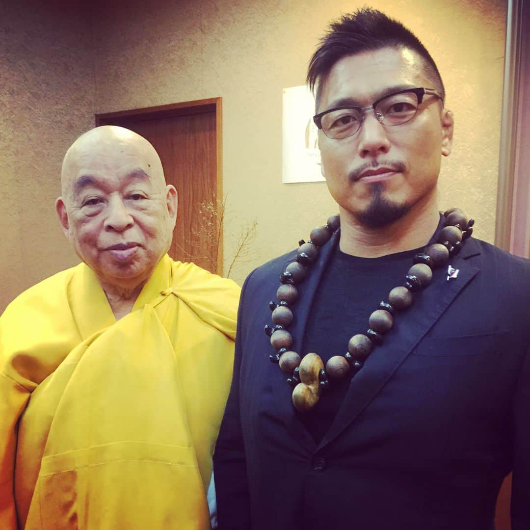 のインスタグラム：「週が変わる前に言っておこう。 月曜日は高野山東京別院へ行ってきました。入場時に着けてる首飾りをプロデュースしてくれた池口恵観先生にやっとお会い出来た。 直接御礼も言えて、後に30分程お話する事も出来た。1番記憶に残ってるのは 「何事も表裏一体、迷わずいきなさい」と言って頂いた事。まさに我道驀進だな✨ 護摩行の約束をしたので必ずやりたい！  #表裏一体 #我道驀進 #池口恵観 #鷹木信悟」