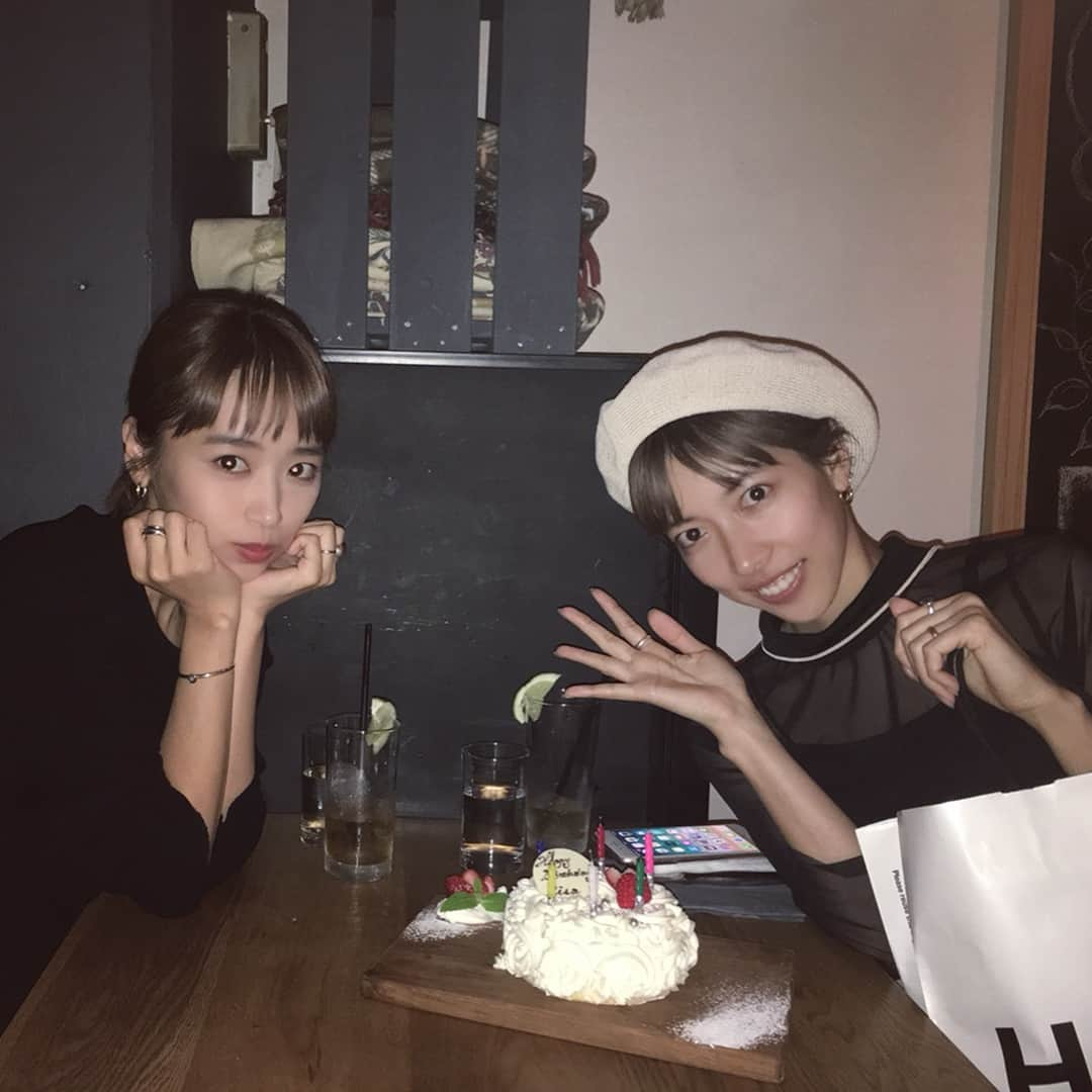 近藤千尋さんのインスタグラム写真 - (近藤千尋Instagram)「相方ちゃんのお誕生日🎂の お祝いをしました💓 @risaokd___  毎年お祝いできてうれし🥂 私がつけてるアクセサリーを ほぼ作ってる人。笑💜 @dlaw_jewelry」4月15日 2時28分 - chipichan.1215