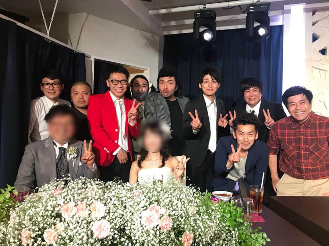 岡下雅典のインスタグラム：「#やっぱり結婚式はええもんです。 #コーンスターチのネタを盛山さんとさしてもろた。 #出番前の芸人はかっこええもんです。」
