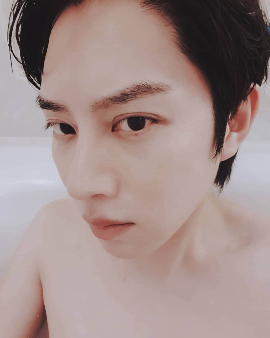 ヒチョルさんのインスタグラム写真 - (ヒチョルInstagram)「🛀📸🌻🤔👏 #내딸의남자들 #내딸남 #E채널 #4월15일 #일요일밤 #9시 #셀카왕」4月15日 12時22分 - kimheenim