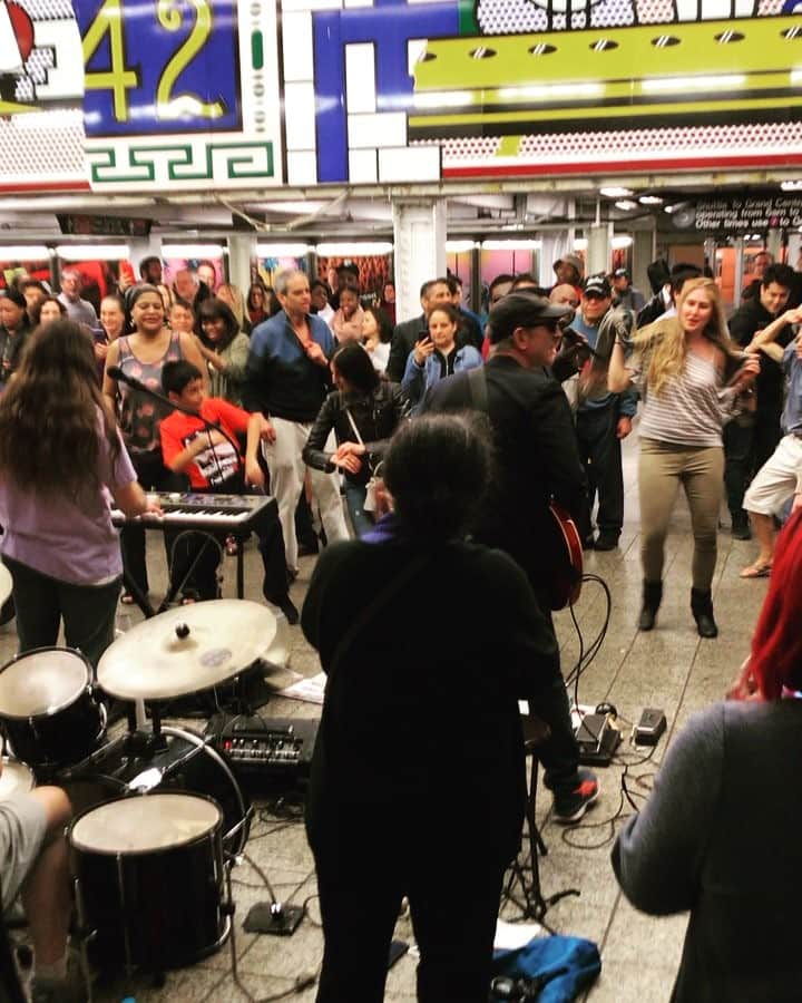 のインスタグラム：「こういう日本ではない光景を見るのがとても好き✨ * * * In the station,like this sounds,dancing people....everything is completely opposite to Japan. * * * *  #nyc  #timessquare  #station  #club #大好きです #赤いシャツの子供みて #여행스타그램  #유학스타그램  #instamanhattan」
