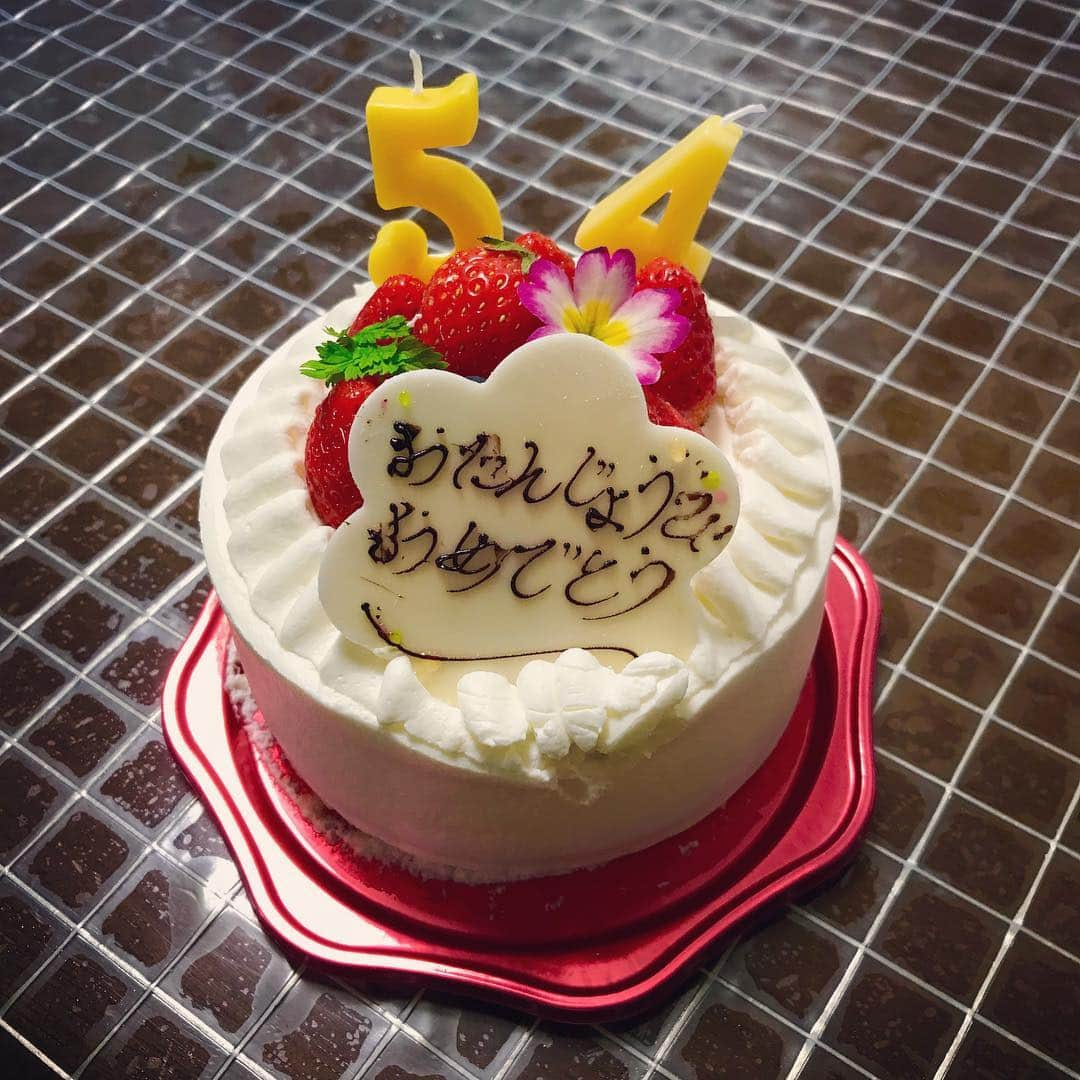 悠木イヴさんのインスタグラム写真 - (悠木イヴInstagram)「今日はお母さんのお誕生日。 もうタバコ吸わないから、ライター持ってなくて、着火できず💧 歌うたって、おめでとうって伝えて帰ってきました😅 来年は、ちゃんと忘れないようにしなくちゃ。 #🎉🎂¨̮♡⃛Happybirthday♡⃛¨̮🎁🎊 #54歳 #おめでとう #伝わっているといいな」4月15日 13時00分 - eve_yuki_official