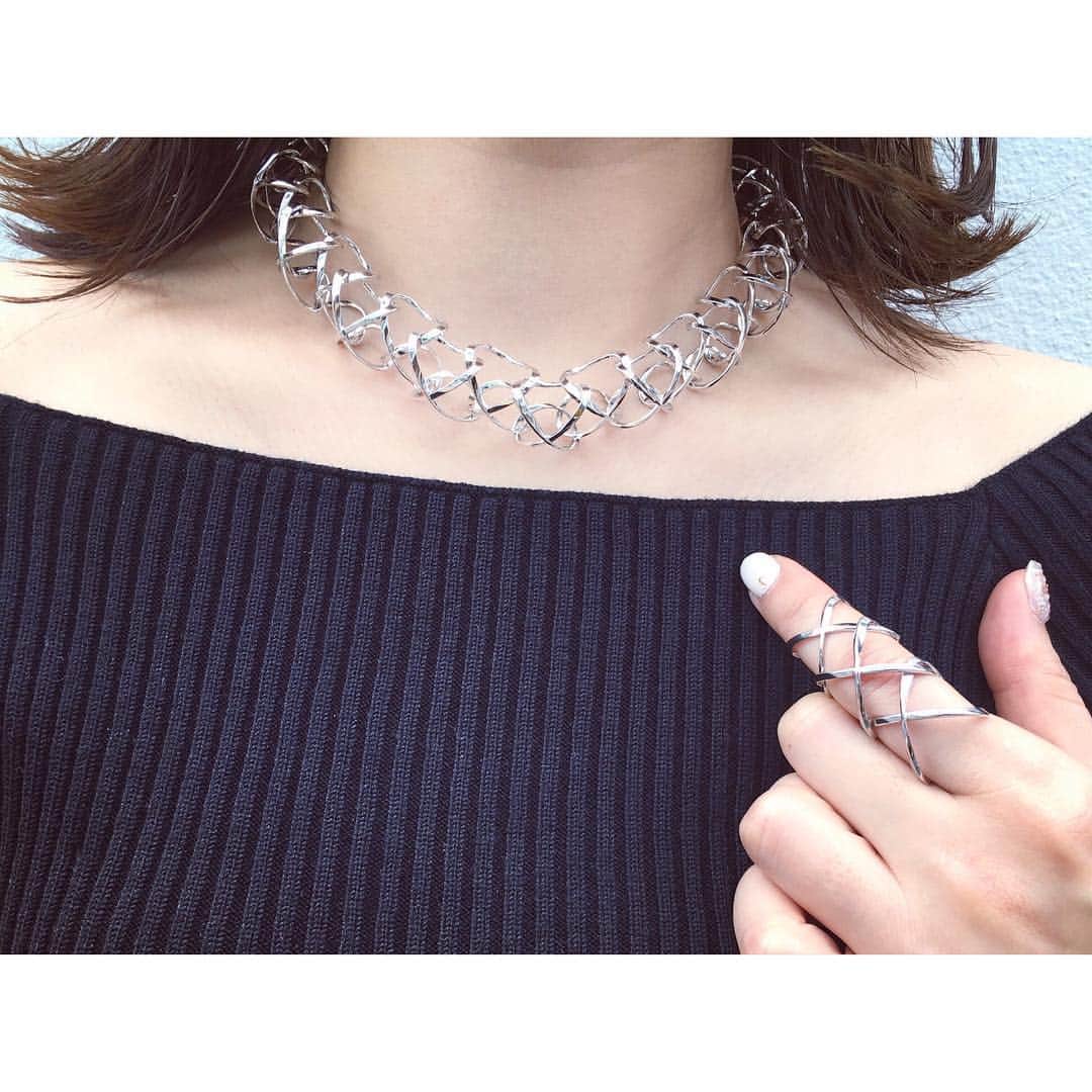 JUPITERさんのインスタグラム写真 - (JUPITERInstagram)「JUPITERリュバンシリーズで人気のリミットレスリングを繋げたようなデザイン。ボリュームと透け感の絶妙なバランスにより、クール/フェミニン/モード/マニッシュ様々に演出できる存在感です。 #silver #neaklace #ring #limitless #cool #feminine #mode #manish #シルバー #ネックレス #リング #jewelry #accessory #fashion #JUPITER #ジュピター #DAIKANYAMA #代官山」4月15日 13時03分 - jupiterjewelry_official