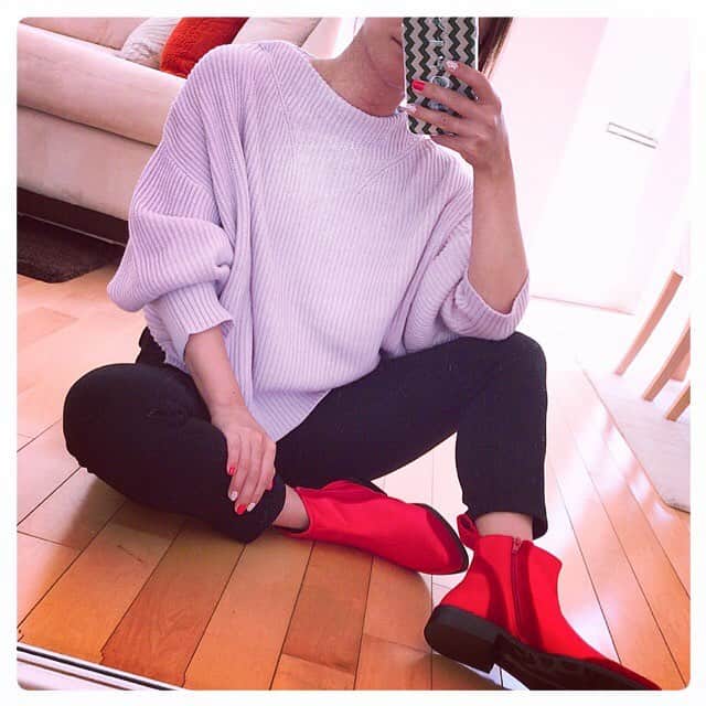 宮里藍さんのインスタグラム写真 - (宮里藍Instagram)「このピンクと赤の @stylings_official のコーデが可愛すぎて、早く暖かくなれー🌸と、冬から着るのを楽しみにしてました♡ショートブーツも綺麗な赤でとってもお気に入り✨#たまには私服も #このピンクの子 #後ろのデザインが可愛いのです #着心地も最高 #keishirahata Love this spring sweater and shoes from @stylings_official :)) So comfy and cute!!! #lovely #pinkred」4月15日 9時04分 - ai_miyazato
