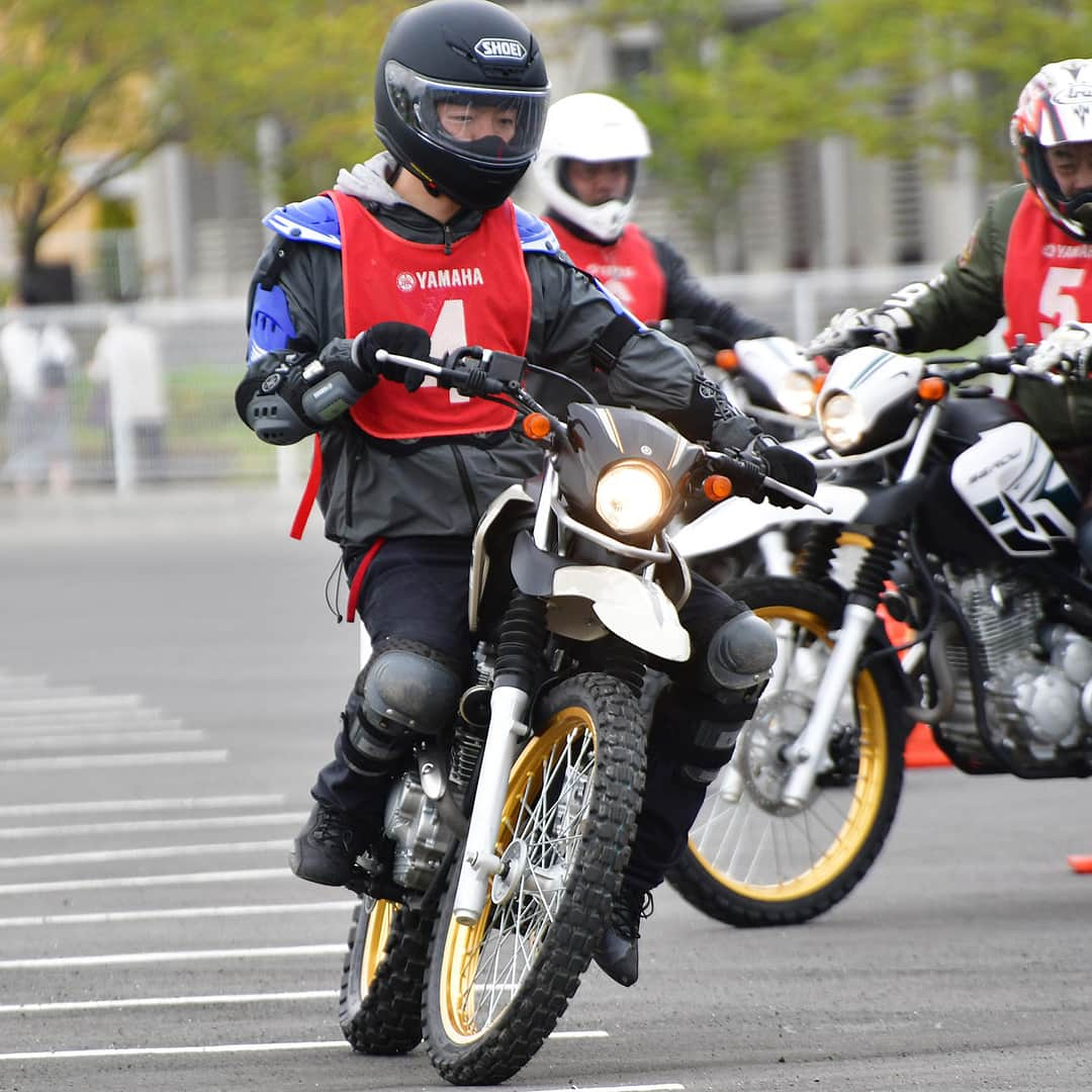 ヤマハ バイクさんのインスタグラム写真 - (ヤマハ バイクInstagram)「普段の#コーナリング では、たいてい#リーンウィズ（傾いた車体の中心線とライダーの上半身が一直線上にある乗り方）だと思いますが#オフロード など滑りやすい路面では#リーンアウト、つまり傾いた車体の中心線よりもコーナーの外側に身体を置いた乗り方の方が、後輪が滑り出しても車体のコントロールがしやすいのです。 #大人のバイクレッスン #YRA#yamaharidingacademy #オフロードレッスン#トレッキング #千葉#野田#清水公園 #インストラクター#伊集院忍#元全日本レディースモトクロスライダー #セロー#serow #FOX#きつねさん」4月15日 10時08分 - yamaha_bike