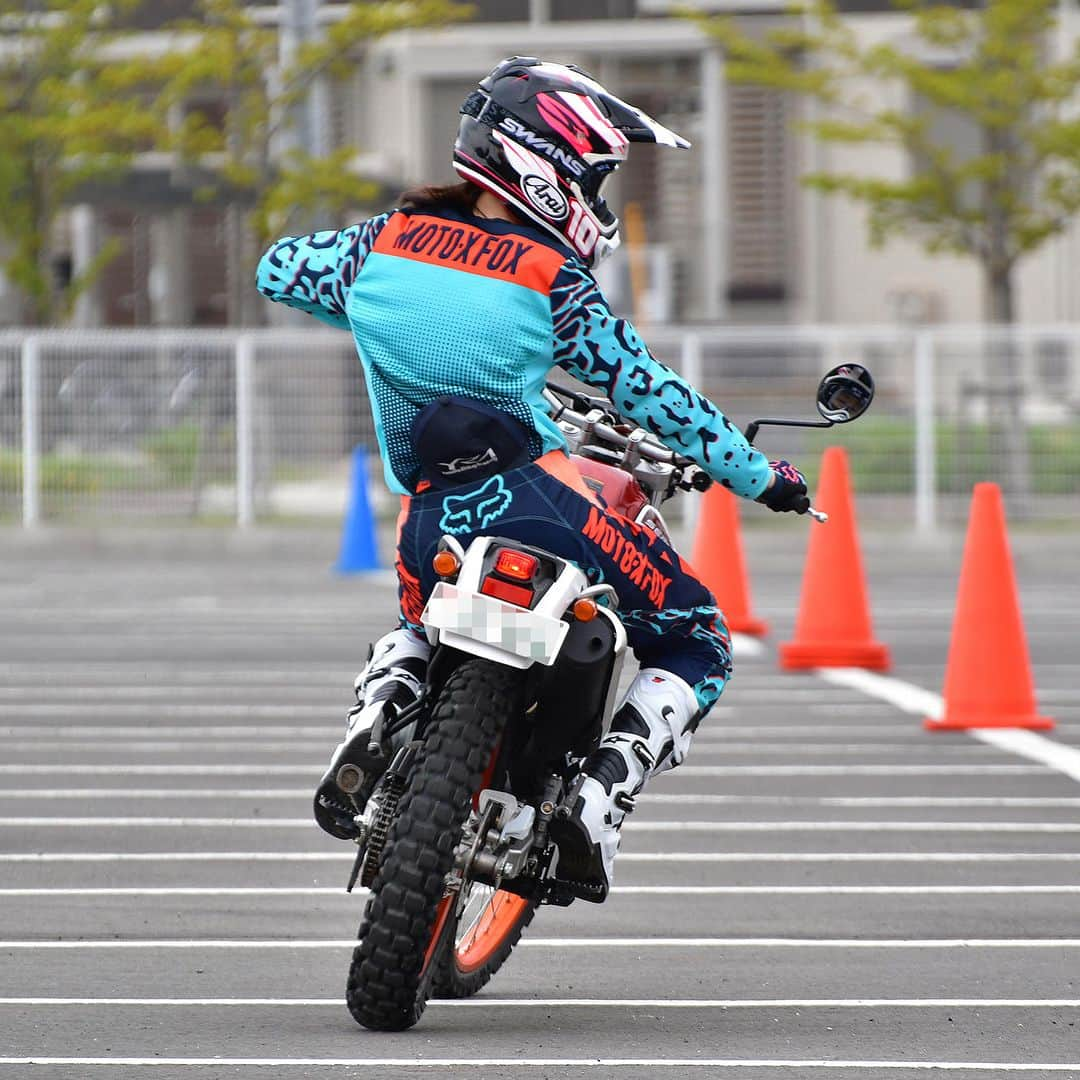 ヤマハ バイクさんのインスタグラム写真 - (ヤマハ バイクInstagram)「普段の#コーナリング では、たいてい#リーンウィズ（傾いた車体の中心線とライダーの上半身が一直線上にある乗り方）だと思いますが#オフロード など滑りやすい路面では#リーンアウト、つまり傾いた車体の中心線よりもコーナーの外側に身体を置いた乗り方の方が、後輪が滑り出しても車体のコントロールがしやすいのです。 #大人のバイクレッスン #YRA#yamaharidingacademy #オフロードレッスン#トレッキング #千葉#野田#清水公園 #インストラクター#伊集院忍#元全日本レディースモトクロスライダー #セロー#serow #FOX#きつねさん」4月15日 10時08分 - yamaha_bike