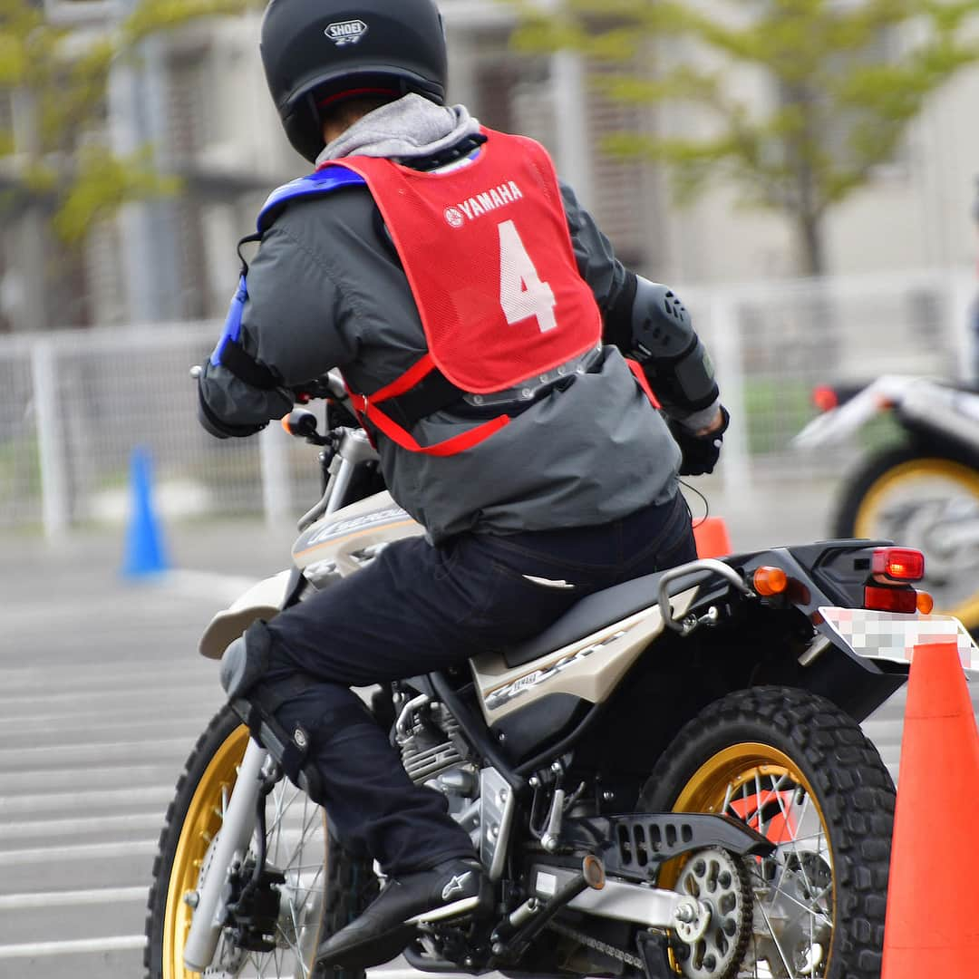 ヤマハ バイクさんのインスタグラム写真 - (ヤマハ バイクInstagram)「普段の#コーナリング では、たいてい#リーンウィズ（傾いた車体の中心線とライダーの上半身が一直線上にある乗り方）だと思いますが#オフロード など滑りやすい路面では#リーンアウト、つまり傾いた車体の中心線よりもコーナーの外側に身体を置いた乗り方の方が、後輪が滑り出しても車体のコントロールがしやすいのです。 #大人のバイクレッスン #YRA#yamaharidingacademy #オフロードレッスン#トレッキング #千葉#野田#清水公園 #インストラクター#伊集院忍#元全日本レディースモトクロスライダー #セロー#serow #FOX#きつねさん」4月15日 10時08分 - yamaha_bike