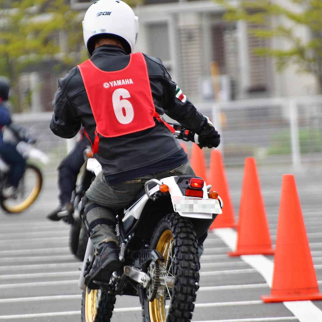 ヤマハ バイクさんのインスタグラム写真 - (ヤマハ バイクInstagram)「普段の#コーナリング では、たいてい#リーンウィズ（傾いた車体の中心線とライダーの上半身が一直線上にある乗り方）だと思いますが#オフロード など滑りやすい路面では#リーンアウト、つまり傾いた車体の中心線よりもコーナーの外側に身体を置いた乗り方の方が、後輪が滑り出しても車体のコントロールがしやすいのです。 #大人のバイクレッスン #YRA#yamaharidingacademy #オフロードレッスン#トレッキング #千葉#野田#清水公園 #インストラクター#伊集院忍#元全日本レディースモトクロスライダー #セロー#serow #FOX#きつねさん」4月15日 10時08分 - yamaha_bike