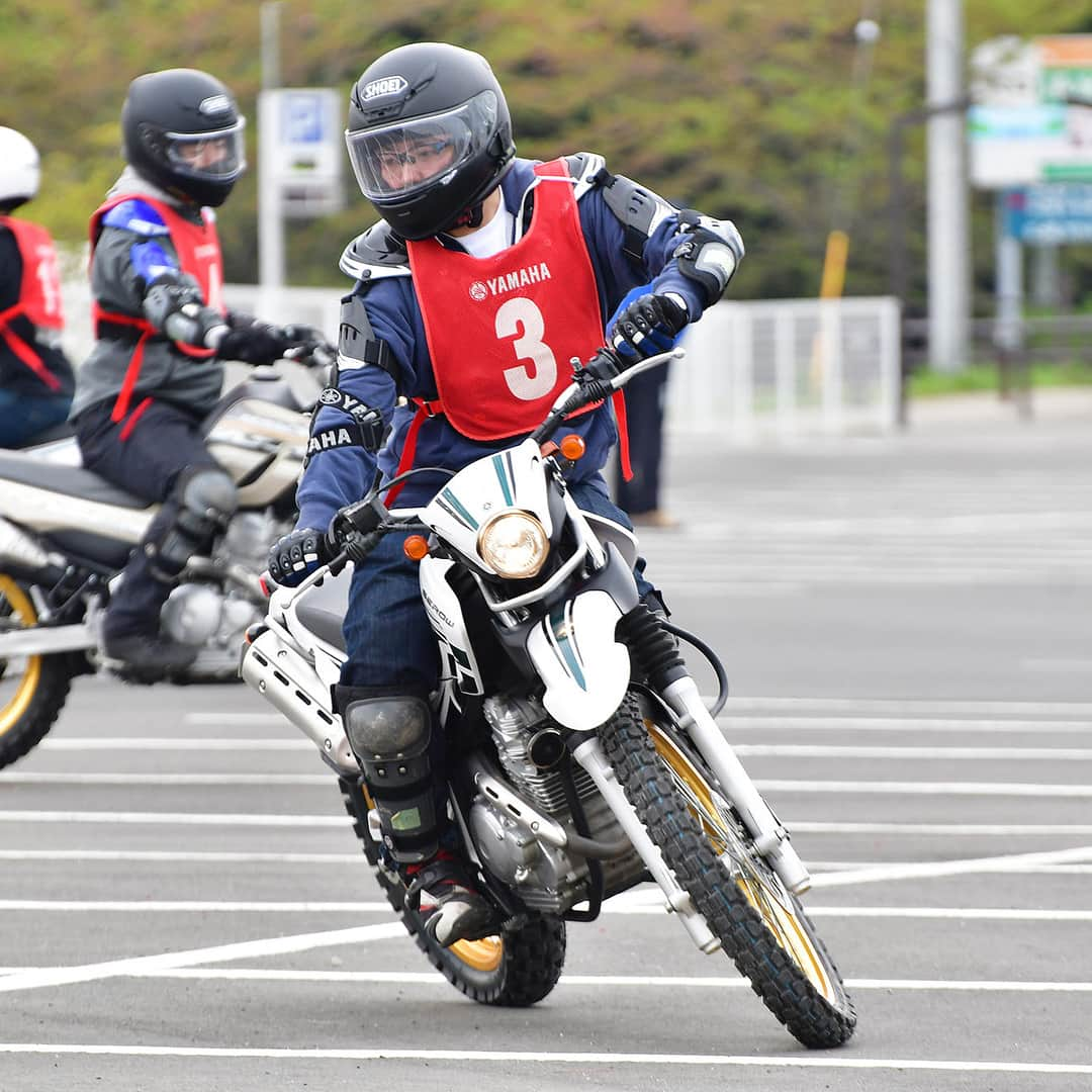 ヤマハ バイクさんのインスタグラム写真 - (ヤマハ バイクInstagram)「普段の#コーナリング では、たいてい#リーンウィズ（傾いた車体の中心線とライダーの上半身が一直線上にある乗り方）だと思いますが#オフロード など滑りやすい路面では#リーンアウト、つまり傾いた車体の中心線よりもコーナーの外側に身体を置いた乗り方の方が、後輪が滑り出しても車体のコントロールがしやすいのです。 #大人のバイクレッスン #YRA#yamaharidingacademy #オフロードレッスン#トレッキング #千葉#野田#清水公園 #インストラクター#伊集院忍#元全日本レディースモトクロスライダー #セロー#serow #FOX#きつねさん」4月15日 10時08分 - yamaha_bike