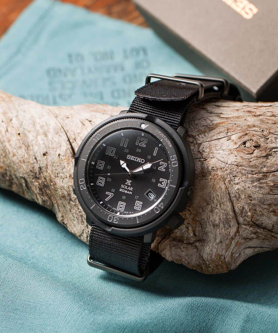 セイコーさんのインスタグラム写真 - (セイコーInstagram)「Seiko Prospex Fieldmaster Limited Edition nano・universe Exclusive Model  セイコーのヒストリカルモデルからインスパイアされたナノ・ユニバース別注モデル。針の形状やアラビア数字のアワーマークのフォントが、クラシカルな雰囲気を演出。衝撃からムーブメントを保護する外胴プロテクター構造に加え、20気圧防水機能も備えています。手首の動きを妨げないように、りゅうずは4時の位置に配置。実用的なフィールドウオッチに多い、カウントダウン機能つきの回転ベゼルを採用しています。ナノ・ユニバース別注モデルとして、ケース、ダイヤルをブラックに仕上げました。裏ぶたには別注の証としてナノ・ユニバースのロゴが入ります。  https://www.seiko-watch.co.jp/prospex/land/fieldmaster/sbdj043  #seikosince1881 #seiko #prospex #ナノユニバース #seiko_nu #nu #watch #watches  #limitededition #セイコー #プロスペックス #since1881 #1881」4月15日 10時36分 - seikowatchjapan