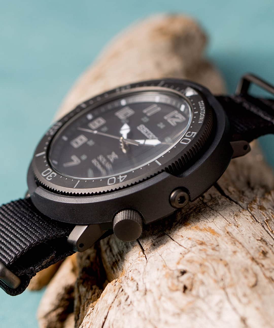 セイコーさんのインスタグラム写真 - (セイコーInstagram)「Seiko Prospex Fieldmaster Limited Edition nano・universe Exclusive Model  セイコーのヒストリカルモデルからインスパイアされたナノ・ユニバース別注モデル。針の形状やアラビア数字のアワーマークのフォントが、クラシカルな雰囲気を演出。衝撃からムーブメントを保護する外胴プロテクター構造に加え、20気圧防水機能も備えています。手首の動きを妨げないように、りゅうずは4時の位置に配置。実用的なフィールドウオッチに多い、カウントダウン機能つきの回転ベゼルを採用しています。ナノ・ユニバース別注モデルとして、ケース、ダイヤルをブラックに仕上げました。裏ぶたには別注の証としてナノ・ユニバースのロゴが入ります。  https://www.seiko-watch.co.jp/prospex/land/fieldmaster/sbdj043  #seikosince1881 #seiko #prospex #ナノユニバース #seiko_nu #nu #watch #watches  #limitededition #セイコー #プロスペックス #since1881 #1881」4月15日 10時36分 - seikowatchjapan