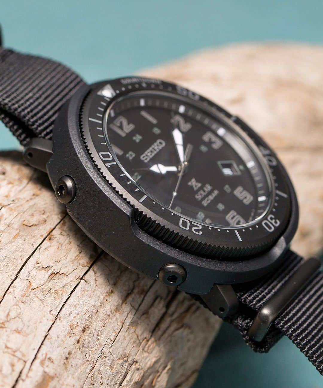 セイコーさんのインスタグラム写真 - (セイコーInstagram)「Seiko Prospex Fieldmaster Limited Edition nano・universe Exclusive Model  セイコーのヒストリカルモデルからインスパイアされたナノ・ユニバース別注モデル。針の形状やアラビア数字のアワーマークのフォントが、クラシカルな雰囲気を演出。衝撃からムーブメントを保護する外胴プロテクター構造に加え、20気圧防水機能も備えています。手首の動きを妨げないように、りゅうずは4時の位置に配置。実用的なフィールドウオッチに多い、カウントダウン機能つきの回転ベゼルを採用しています。ナノ・ユニバース別注モデルとして、ケース、ダイヤルをブラックに仕上げました。裏ぶたには別注の証としてナノ・ユニバースのロゴが入ります。  https://www.seiko-watch.co.jp/prospex/land/fieldmaster/sbdj043  #seikosince1881 #seiko #prospex #ナノユニバース #seiko_nu #nu #watch #watches  #limitededition #セイコー #プロスペックス #since1881 #1881」4月15日 10時36分 - seikowatchjapan