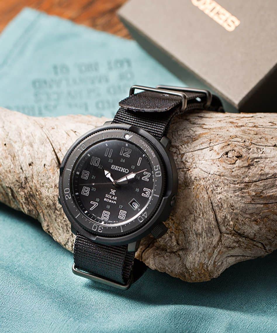 セイコーさんのインスタグラム写真 - (セイコーInstagram)「Seiko Prospex Fieldmaster Limited Edition nano・universe Exclusive Model  セイコーのヒストリカルモデルからインスパイアされたナノ・ユニバース別注モデル。針の形状やアラビア数字のアワーマークのフォントが、クラシカルな雰囲気を演出。衝撃からムーブメントを保護する外胴プロテクター構造に加え、20気圧防水機能も備えています。手首の動きを妨げないように、りゅうずは4時の位置に配置。実用的なフィールドウオッチに多い、カウントダウン機能つきの回転ベゼルを採用しています。ナノ・ユニバース別注モデルとして、ケース、ダイヤルをブラックに仕上げました。裏ぶたには別注の証としてナノ・ユニバースのロゴが入ります。  https://www.seiko-watch.co.jp/prospex/land/fieldmaster/sbdj043  #seikosince1881 #seiko #prospex #ナノユニバース #seiko_nu #nu #watch #watches  #limitededition #セイコー #プロスペックス #since1881 #1881」4月15日 10時36分 - seikowatchjapan