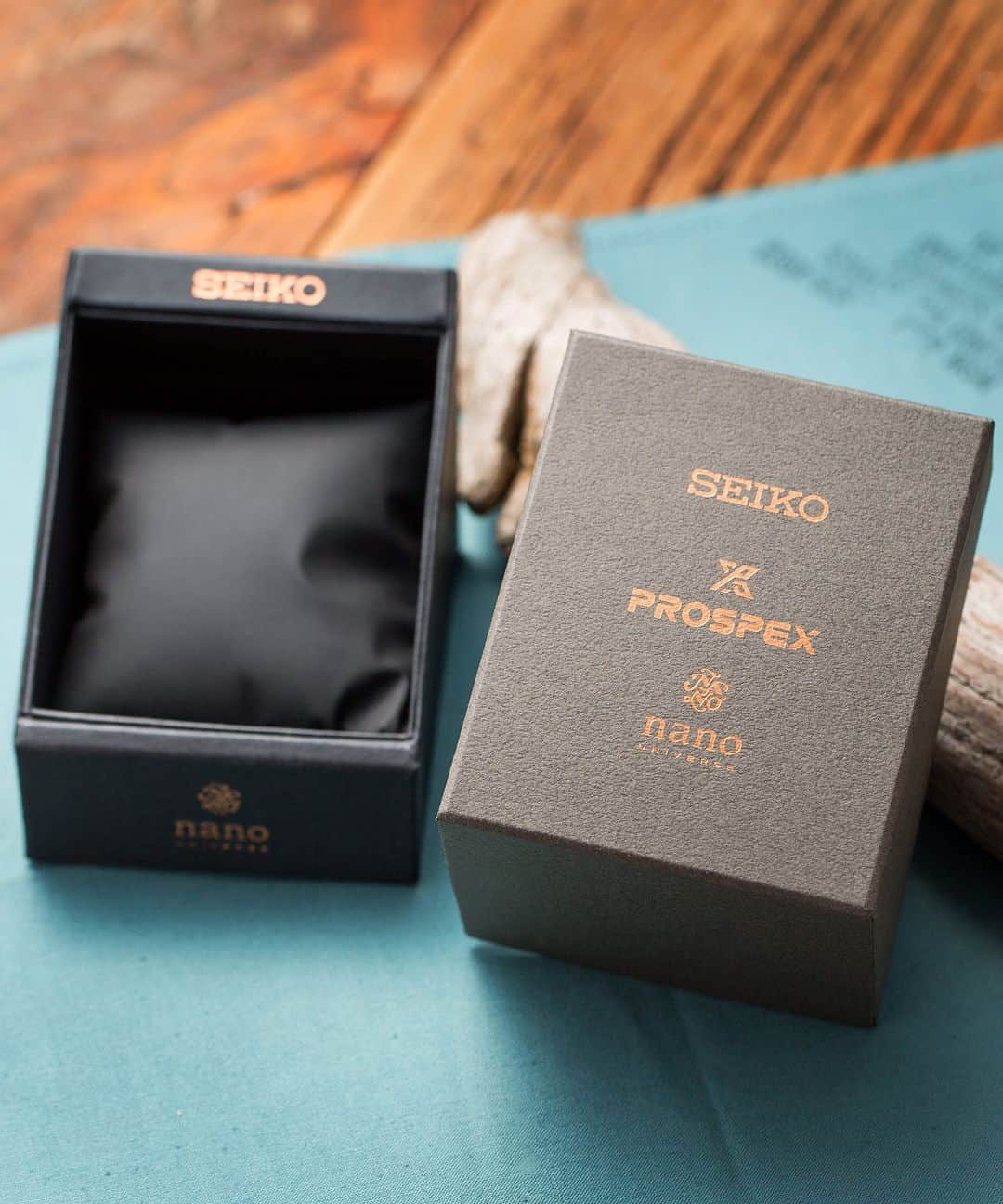 セイコーさんのインスタグラム写真 - (セイコーInstagram)「Seiko Prospex Fieldmaster Limited Edition nano・universe Exclusive Model  セイコーのヒストリカルモデルからインスパイアされたナノ・ユニバース別注モデル。針の形状やアラビア数字のアワーマークのフォントが、クラシカルな雰囲気を演出。衝撃からムーブメントを保護する外胴プロテクター構造に加え、20気圧防水機能も備えています。手首の動きを妨げないように、りゅうずは4時の位置に配置。実用的なフィールドウオッチに多い、カウントダウン機能つきの回転ベゼルを採用しています。ナノ・ユニバース別注モデルとして、ケース、ダイヤルをブラックに仕上げました。裏ぶたには別注の証としてナノ・ユニバースのロゴが入ります。  https://www.seiko-watch.co.jp/prospex/land/fieldmaster/sbdj043  #seikosince1881 #seiko #prospex #ナノユニバース #seiko_nu #nu #watch #watches  #limitededition #セイコー #プロスペックス #since1881 #1881」4月15日 10時36分 - seikowatchjapan