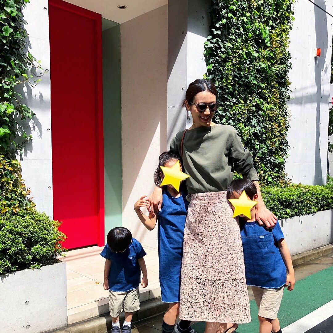 牧野紗弥さんのインスタグラム写真 - (牧野紗弥Instagram)「今日はみんなで表参道にあるヘアサロン #watts へ。子供達はヘアカット、私はヘアカラーへ😊✂︎ 私のレースのスカートは @emmataylor_ny のもの♡ 子供達は３人お揃い @stompstamp  で見つけた #Lee のものです 😍✨お揃いを見つけるとつい着せたくなってしまう、、、😂😂😂」4月15日 11時26分 - makinosaya