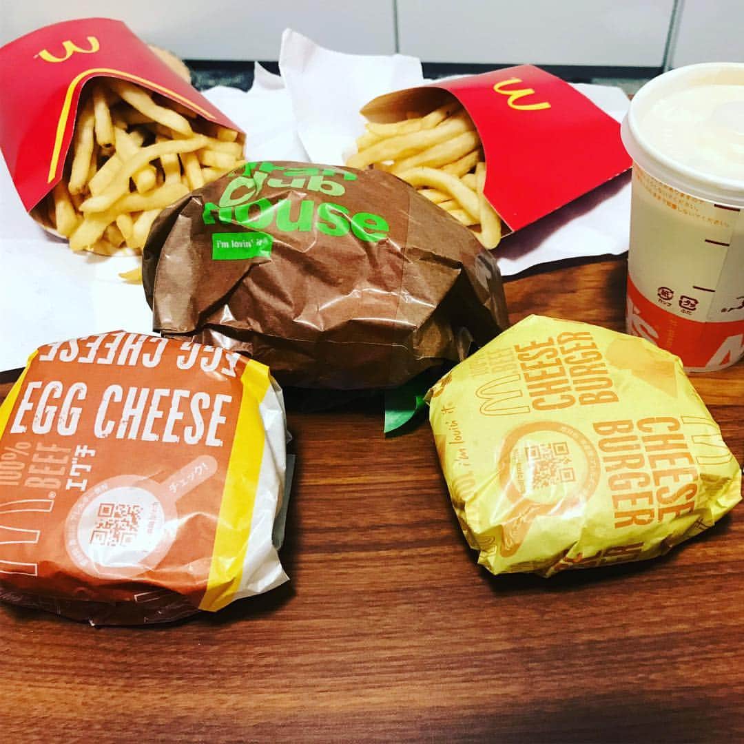 佐々木彰生のインスタグラム：「いただきます。 #一人前 #マクド」