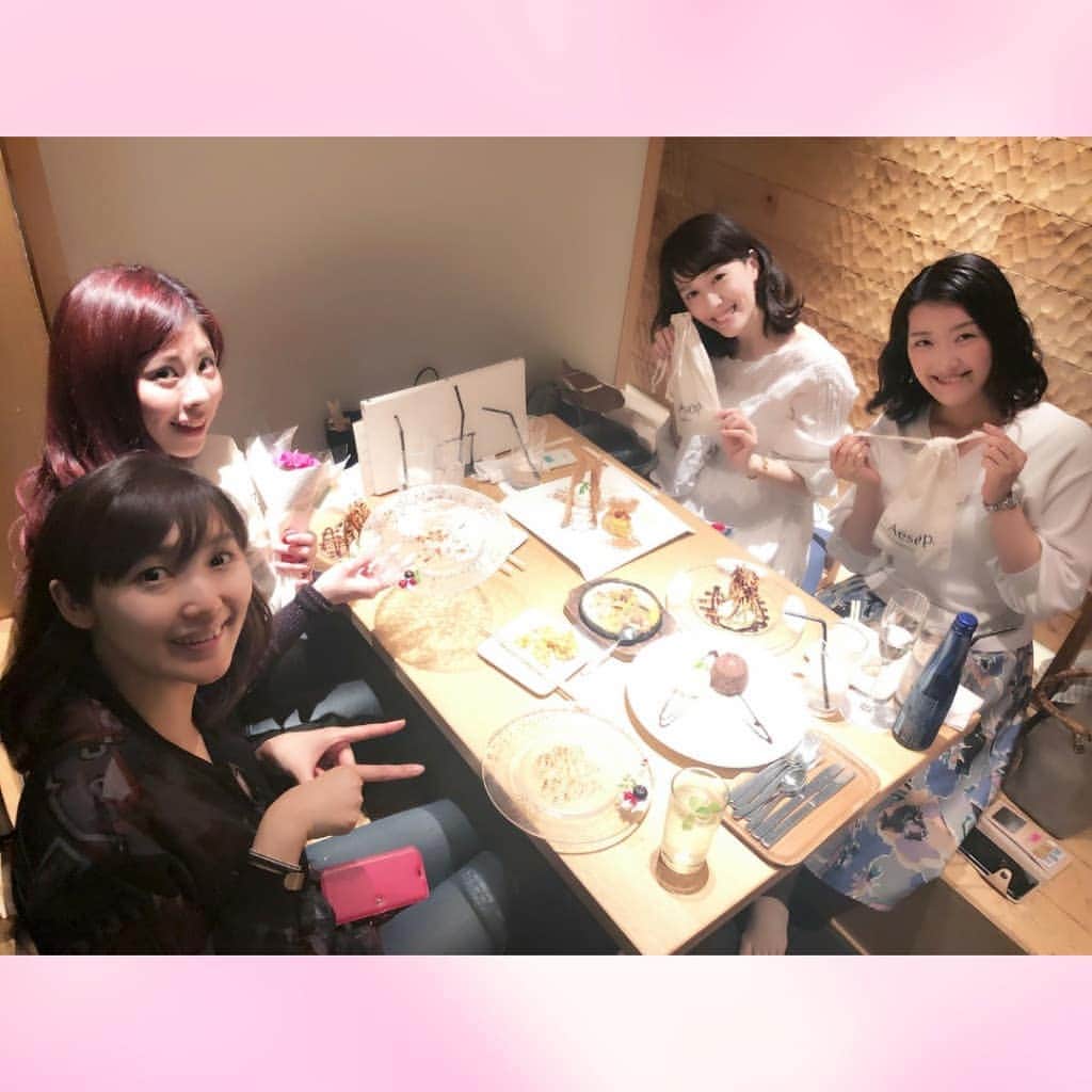 冴華りおなさんのインスタグラム写真 - (冴華りおなInstagram)「⚘ インスタをUP出来ていない間に💦ネタと写真だけがいくつか溜まって来てしまったので💨少しずつ振り返り形式で載せて行きたいと思います😌😁✨笑。 ⚘ 最近のあれこれ☺① ⚘ かなり時間が経ってしまいましたが…… 3月中には、心の故郷である花組の東京宝塚劇場公演を、退団同期である🌸"かのちゃん"と"おかりな"と見て😌👀💓✨そして、その後"まよさん"[鳳 真由さん]も一緒に4人でご飯を食べ😋💕たくさん語って🎶笑って😂しっかりパワーチャージしてきましたっ😤😆💪🔥✨💨 ⚘ そして、今回は、愛する同期のせいらちゃんの退団公演ということで🌸✨千秋楽の日には、朝から一日お手伝いに入らせてもらって😊💪✨近くで見守らせてもらいつつ😌✨エールを送ってました📣🎌✨✨ せいらちゃんを初め、退団者の方々は本当にキラキラ✴輝いていらして✨私もあの日に、あの場にいられたことに本当に感謝です☺🌠💕✨ 退団者の方々、改めて……ご卒業本当におめでとうございました⤴😌🙇🙌👏🌸✨✨ ⚘ --❁~❁~❁~❁~❁~❁~❁~❁~❁~❁~❁~❁-- ⚘ #花組 #東京宝塚劇場公演 #ポーの一族 🌹 #願わくば #もう一回見たい #むしろ #何回でも見たい✨‼と思ってしまうぐらい #本当～に #素敵すぎる #作品でした 😆😭💓✨✨ ⚘ #花組最高 ⤴⤴😆🙌👏🌹✨」4月15日 11時46分 - riona_saebana