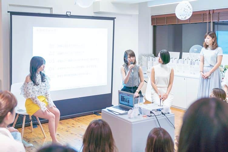 七尾エレナさんのインスタグラム写真 - (七尾エレナInstagram)「ミレニアル世代向けのキャリアスクール SHE @she_officials の1周年記念イベントで 村田あつみちゃん @anmitsuchan  椎木里佳ちゃん @rikashiiki と3人で 起業家トークショーに登壇しました。 ✳︎ みんなそれぞれのやり方で会社を回してて 泥臭く頑張ってて 大変な事って自分だけじゃないんだ！！って 勇気をもらえた日だった。 ✳︎ #シーライクス #shelikes #キャリアスクール #ミレニアル世代 #起業家 #トークショー」4月15日 22時15分 - elenananao