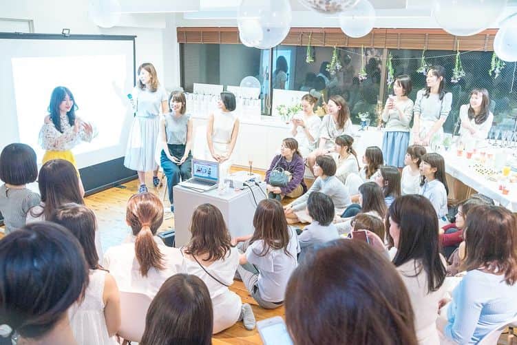 七尾エレナさんのインスタグラム写真 - (七尾エレナInstagram)「ミレニアル世代向けのキャリアスクール SHE @she_officials の1周年記念イベントで 村田あつみちゃん @anmitsuchan  椎木里佳ちゃん @rikashiiki と3人で 起業家トークショーに登壇しました。 ✳︎ みんなそれぞれのやり方で会社を回してて 泥臭く頑張ってて 大変な事って自分だけじゃないんだ！！って 勇気をもらえた日だった。 ✳︎ #シーライクス #shelikes #キャリアスクール #ミレニアル世代 #起業家 #トークショー」4月15日 22時15分 - elenananao