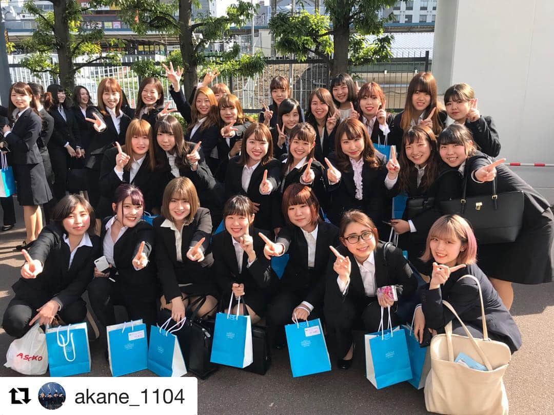 のインスタグラム：「#Repost @akane_1104 with @get_repost ・・・ . 4/13 . 入学式🌸 . 東ベル×原ベルのファッションショーが本当にすごくて感動した✨ 知ってる先輩も何人か見つけられてよかった☺️ 来週から授業頑張る〜！！ . . #東ベル #美容学生 #入学式」