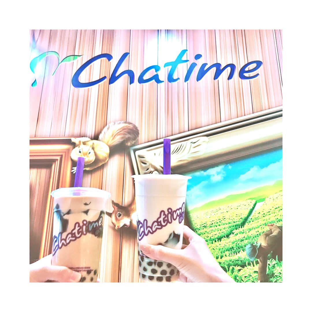 西村笑花さんのインスタグラム写真 - (西村笑花Instagram)「🐿 ・ ・ 大好きでよく行ってる @chatime_jp 🌈🥛⭐️ #ジャスミン茶ミルクティー に #タピオカ と #仙草ゼリー をトッピングするのが 大好き😍❤︎❤︎ 店内もトリックアートのような3Dアートがあって たのしい〜🐿💓！ ・ 小学生の頃から仲良しのまなちゃん👭❤︎ お家も歩いて行ける距離に住んでて ちょこちょこ遊びに行っちゃうっ👼🏻💓 #chatimeアンバサダー #ochayaアンバサダー #chatime #台湾カフェ #チャタイム #tapioca #boba #cafe #タピオカミルクティー」4月15日 13時56分 - emika_nishimura