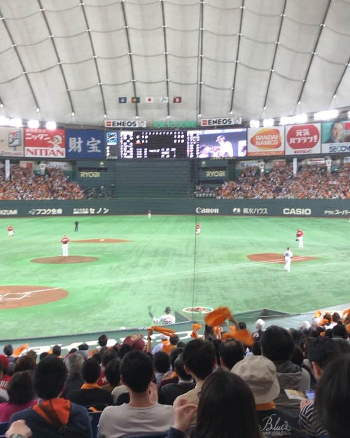 高橋みゆきのインスタグラム：「ホームラン打ったど〜⚾️旦那盛り上がる👱‍♂️🙌🎶 #東京ドーム #旦那来た時負けるジンクス #崩せるか😏 #ファールボールみたいな飛んでくる」
