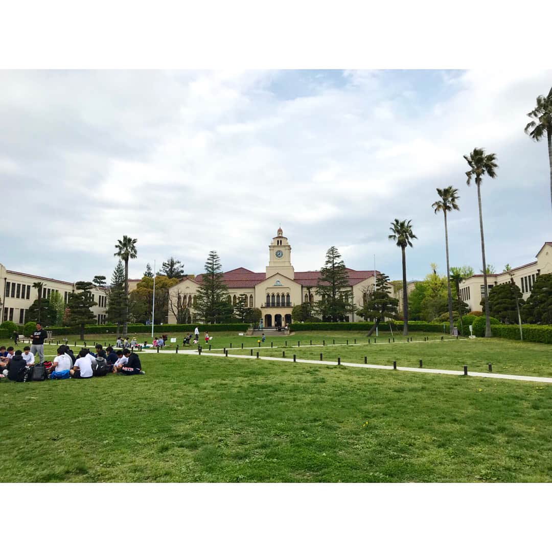 永島優美さんのインスタグラム写真 - (永島優美Instagram)「* 母校で大学時代の友人の挙式✨ 2人とは語学クラスやゼミが一緒だったので この日をずっと心待ちにしていました。 * 愛されキャラの2人ならではの 笑いあり涙ありの温かい結婚式に 本当に幸せな気持ちになりました😭💕 * 前日まで心配されていたお天気もちょうど晴れ間が出るという奇跡☀︎ 中芝も懐かしかったなあ☺️🍃 * 卒業式ぶりにこのキャンパスにみんなで帰って来られる機会を作ってくれてありがとう✨ * #結婚式 #関西学院大学 #関学  #改めておめでとう❤️」4月15日 15時20分 - yuumi_nagashima