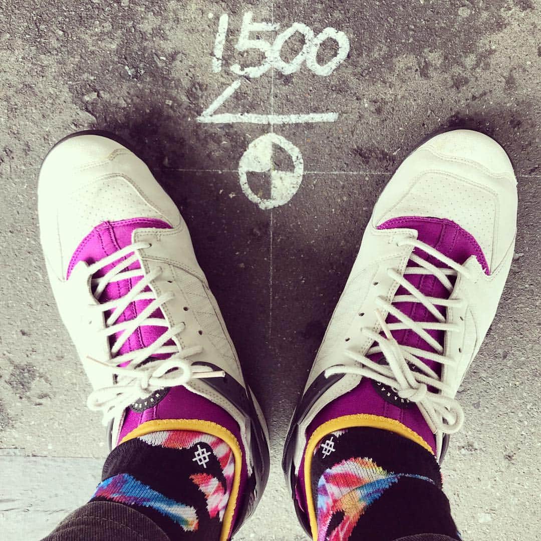 宇野薫のインスタグラム：「UNO☆KICKS  ACG エアリバデルチ  アウトドアシューズに タイダイ染めソックスを合わせるのが昔から好きです。  #unokicks #ACG #リバデルチ  #stancesocks #stancejapan」