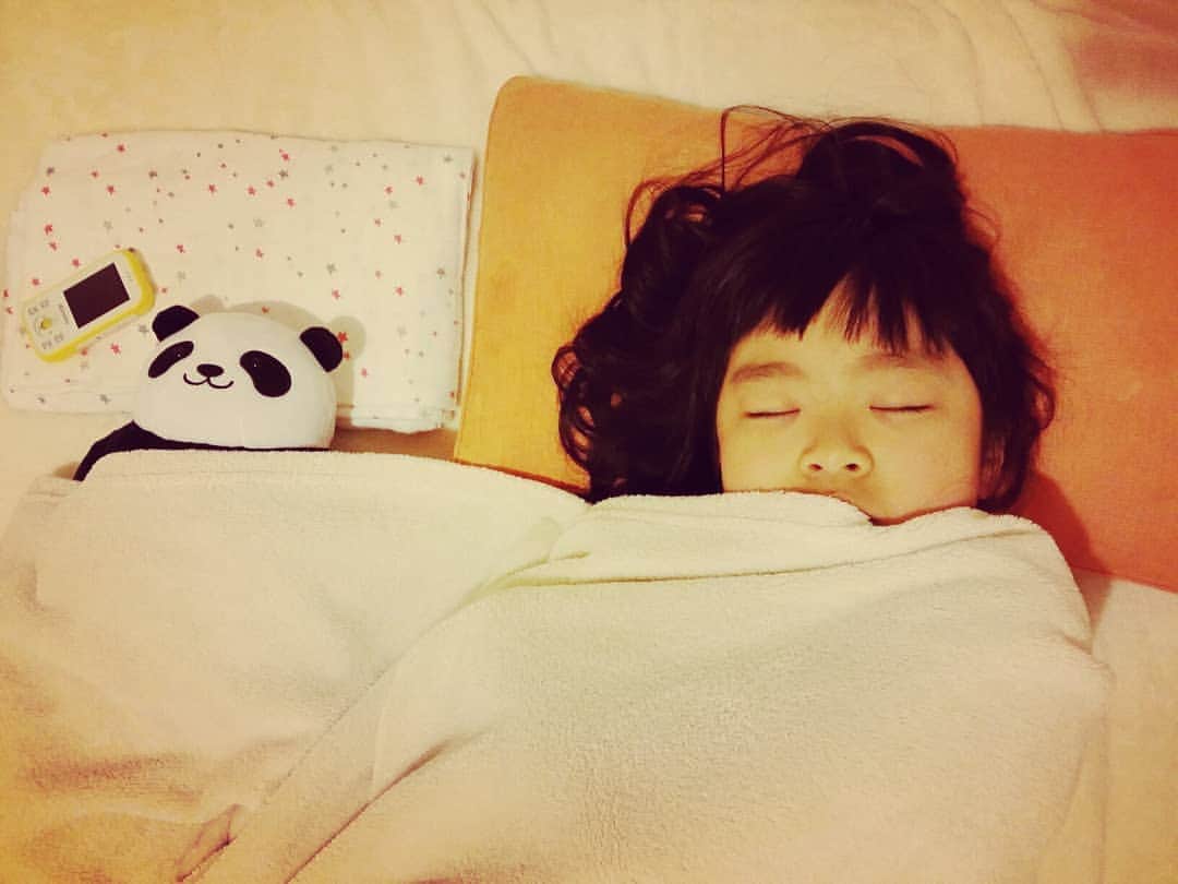 仁科由紀子さんのインスタグラム写真 - (仁科由紀子Instagram)「小さい頃からの好みは変わったけれど、お気に入りを枕元に置いて、一緒に寝てる姿は、まだまだ小さな子供だな😊  一年後は10才…さすがにもう卒業してるか😅  それにしても、寝顔が似てる…🐼💧 #パンダ  #お気に入り  #なごむ」4月15日 17時53分 - nishina_yukiko