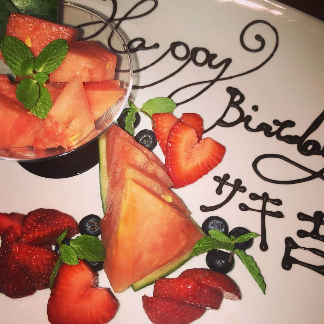 サキ吉さんのインスタグラム写真 - (サキ吉Instagram)「昨日はめありちゃんにお誕生日お祝いしてもらいました☺️💖 わんこと行ける鉄板焼き屋さん💋 家族大集合だった❤️ 2人して泣いちゃったり😂 さきっていい友達持ったなぁ💓 大好きです❤️ . #六本木 #やさいや #鉄板焼き #犬OK #お誕生日会 #ありがとう」4月15日 15時49分 - sakikichi1201