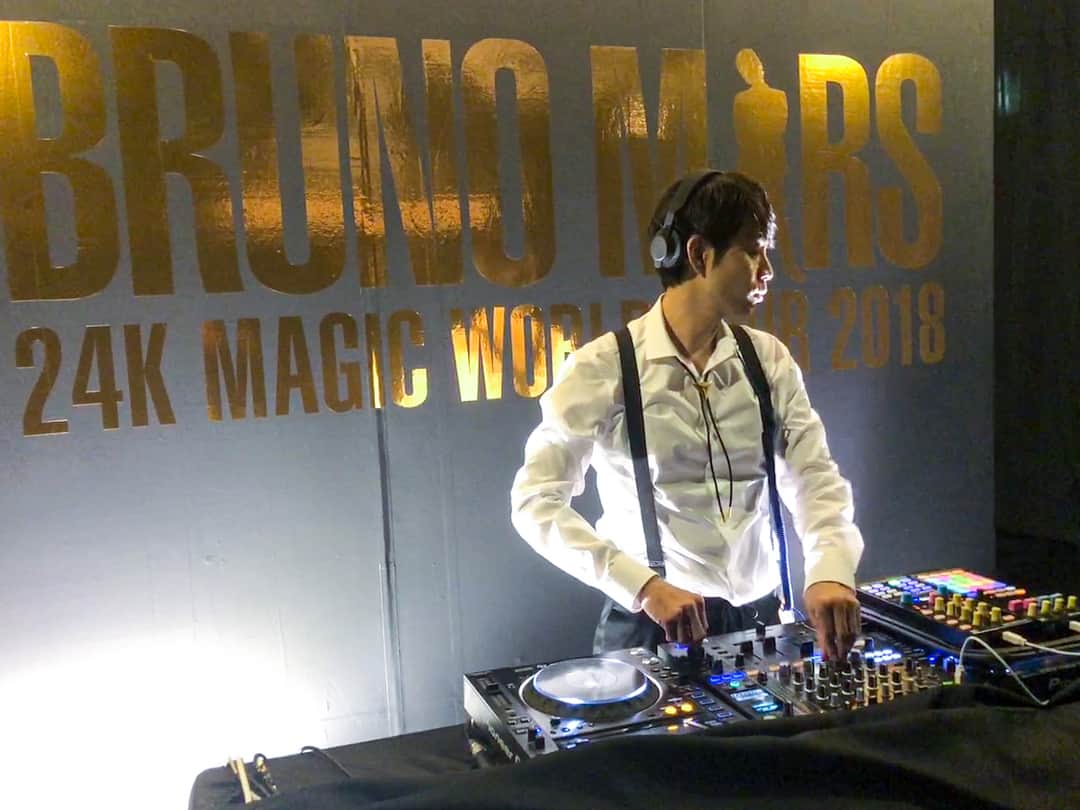 DJ Komoriさんのインスタグラム写真 - (DJ KomoriInstagram)「土曜のブルーノ・マーズ公演のVIP ラウンジのDJにご指名いただき、プレイしてきました！！！ 大好きな世界的アーティスト、ブルーノ・マーズの日本公演に関わることができて本当に光栄な時間でした🙏  選曲は24K Magicのテーマでもある90’s R&Bを中心にプレイし✨  10万円のチケットを購入した方だけが入れるこのVIPラウンジでは、ブルーノマーズがプロデュースするラム”SELVEARY” が飲み放題だったり（美味しかった！）ラウンジまでステキな空間でした！  プレイ後は次の現場がある大阪行きの新幹線ギリギリまで、2度目のライブを堪能😭😭😭 貴重な体験と最高のLiveを本当にありがとうございました😊  Thank you @brunomars !!!!!!!」4月15日 16時24分 - djkomori