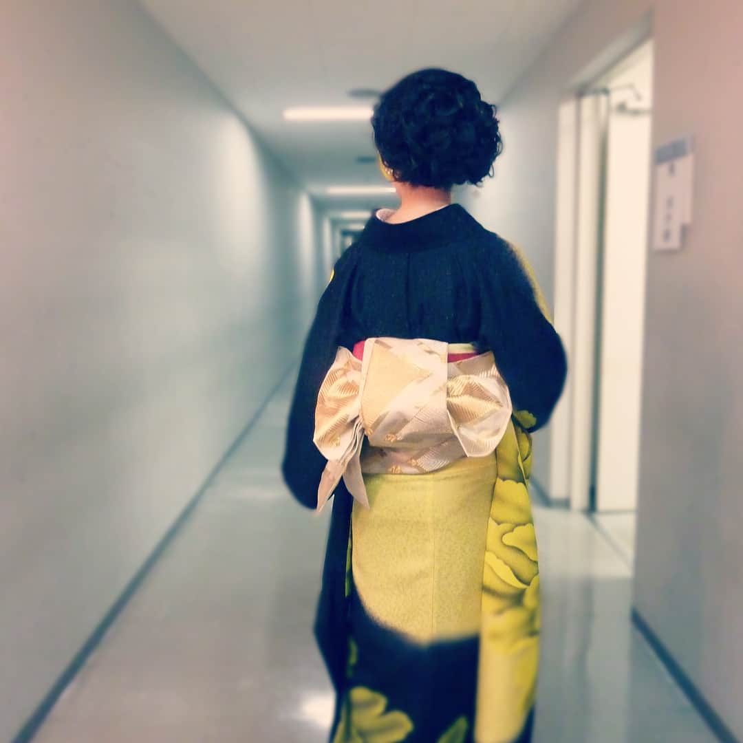 田川寿美さんのインスタグラム写真 - (田川寿美Instagram)「今日は、茨城県結城市にてコンサート 鮮やかな黄色と黒の着物でスタート！  #田川寿美 #コンサート #茨城県結城市 #演歌 #歌手 #着物 #kimono #enka」4月15日 17時11分 - toshimi_tagawa