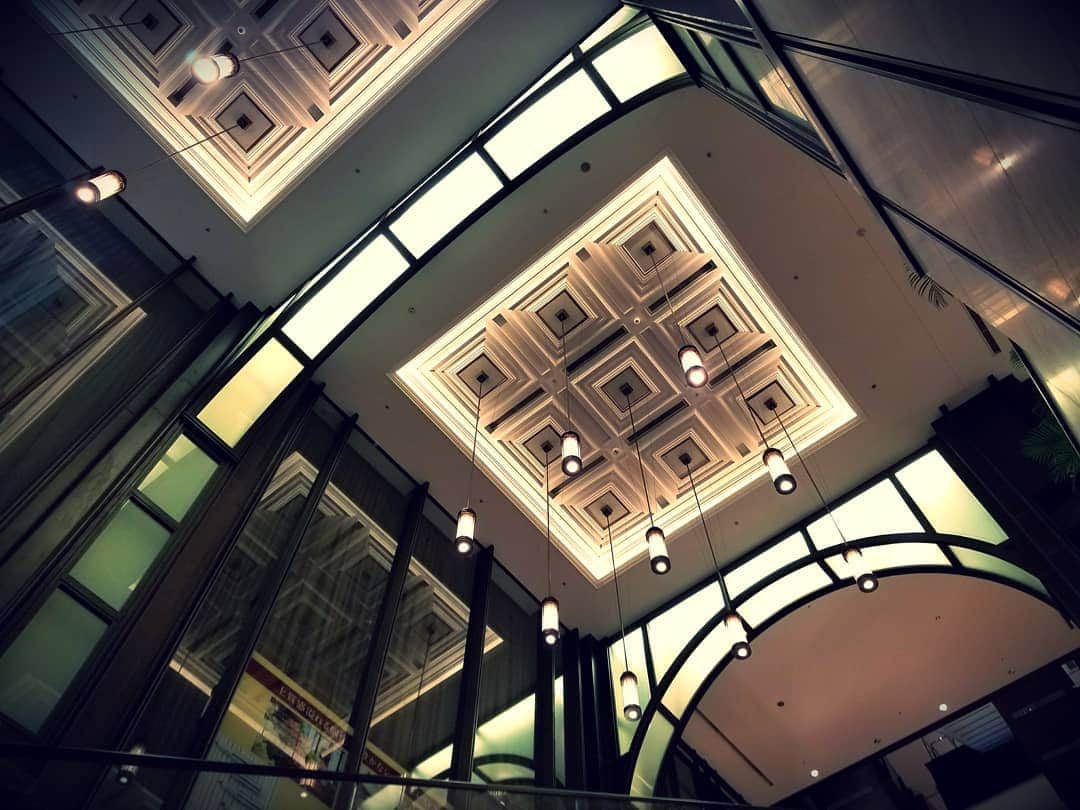 Shihoさんのインスタグラム写真 - (ShihoInstagram)「新丸の内ビル。なんか天井が素敵。  #新丸の内ビル #天井 #アールデコっぽい #ceiling」4月15日 17時36分 - fried_pride_shiho
