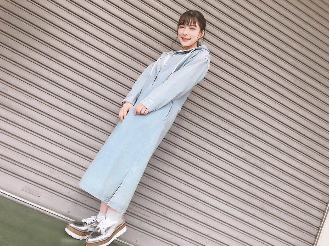 山本茉央のインスタグラム：「. デニムワンピ👗✨ . めるちゃんが撮ってくれた！！ 流石です👏 . . #私服 #デニム #ワンピース  #田島芽瑠#めるカメラ」