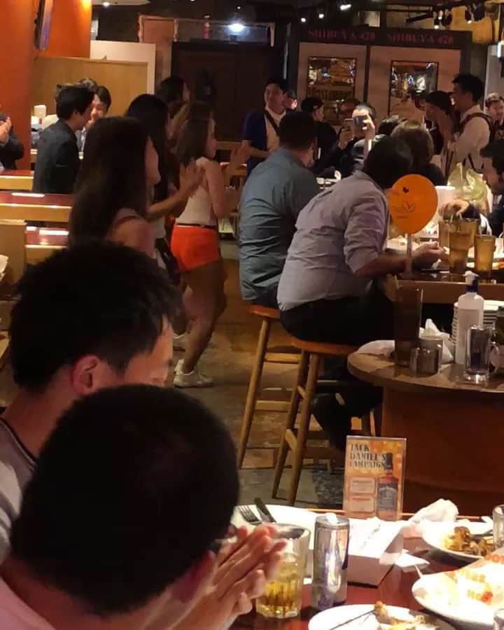 のインスタグラム：「Hooters！ #av #女優 #風俗嬢 #40歳 #kカップ #舌ピアス二連 #スカルプネイル #渋谷 #フーターズ」