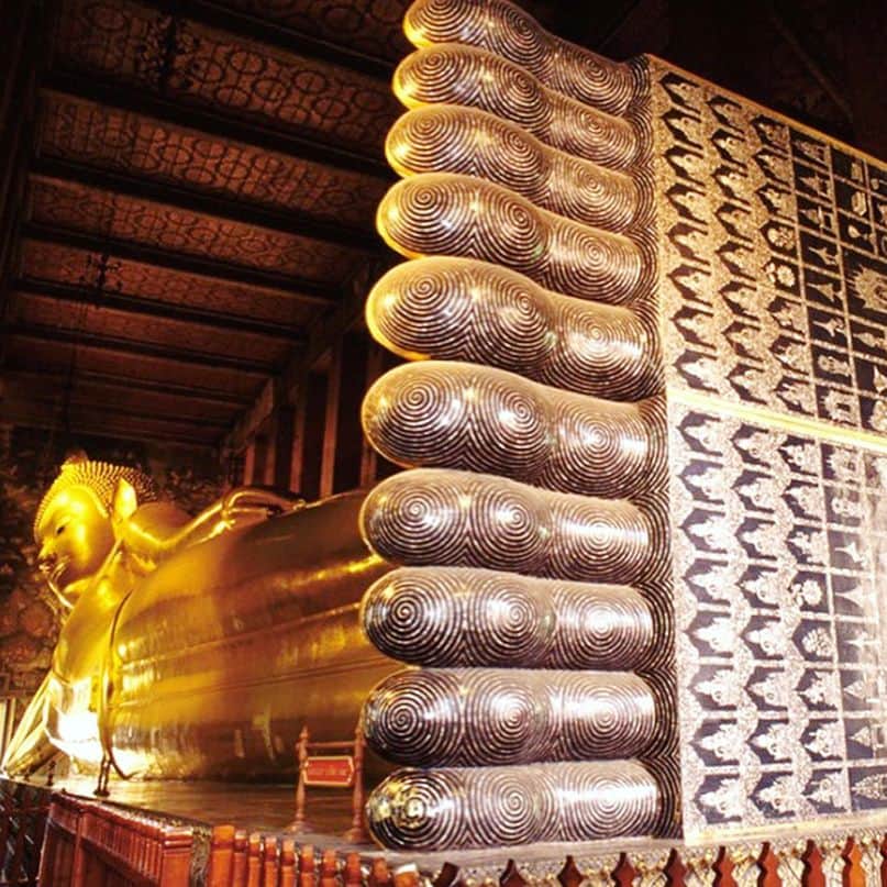 タイ国政府観光庁さんのインスタグラム写真 - (タイ国政府観光庁Instagram)「巨大な涅槃像で有名な「ワット・ポー」はバンコク3大寺院のひとつ。黄金の涅槃像は圧巻です✨﻿ ﻿ さらにワット・ポーは、タイ古式マッサージを中心とする古典医学の総本山でもあります。境内のマッサージ学校では学生達による施術を受けることもできます😊﻿ ﻿ 毎朝8時から開催されるルーシー・ダットン(タイ式ヨガ)の教室は、初心者でも飛び入り参加可能。体をすっきりさせた後は、観光客の少ない早朝のうちにのんびりと観光するのがGOOD👍﻿ ﻿ #タイ #バンコク #バンコク旅行 #ワットポー  #ルーシーダットン #寺院 #仏像 #タイ旅行 #旅好きな人と繋がりたい #はじめてのタイ #もっと知りタイ #こんなタイ知らなかった #thailand #bangkok #bangkoktrip #watpho #temple #localexprience #bangkoktemple #amazingthailand #thailandtravel #thailandtrip #thai #thaistagram #lovethailand」4月15日 18時42分 - amazingthailandjp