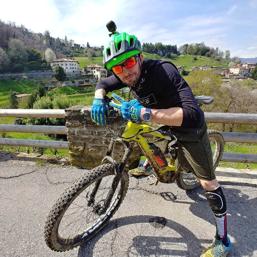 オンドレイ・ホタレックのインスタグラム：「Finalmente una giornata stupenda per fare qualcosa di divertente...fango e adrenalina pura sulle colline di Bergamo.  E come sta bene @ulyssenardinofficial in modalita sport...non solo banchetti 😂 Grazie ai amici di @storebike_by_huno per la loro passione e professionalitá, ci vedremo prestissimo!!! So excited to go out and get some dirt on my bike and some adrenaline into my veins... Even tho my marine chronograph should be sailing thru seas it looks amazing on a dirt covered adrenaline addict (myself)  #alternative #training #mountainbike #mud #dirt #crazyideas #sunnyday #haibike #adrenaline  #dowhatyoulove #smile #ondrejstories」
