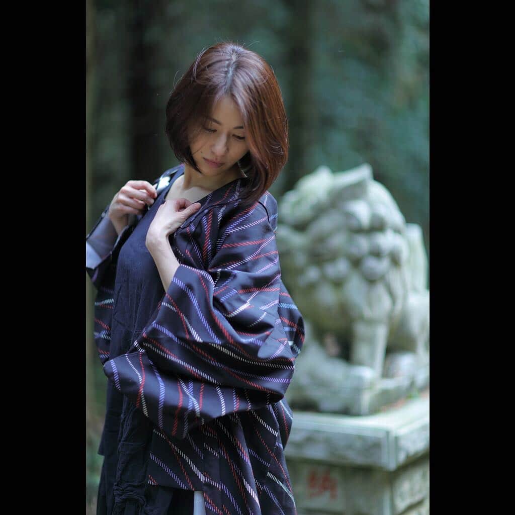 のインスタグラム：「気持ちが落ち着かない数日間。 今夜はゆるりと。🌝 写真家 @kirin.photo  #写真 #撮影 #被写体 #着物柄 #紺青 #和 #和風 #神社 #ポートレート#ポトレ #portrait #portrait_shots #portrait_vision #portrait_planet #portrait_page #japanese #japan #shintoshrine #photo #kimono」