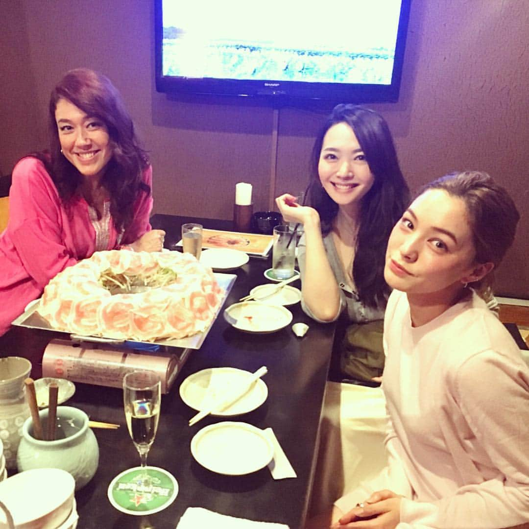 阿部桃子さんのインスタグラム写真 - (阿部桃子Instagram)「昨日は久々の集合♡普段写真撮らない私も久々だとやっぱり撮りたくなる😂 LiLiCoさんご結婚おめでとうございます🎊㊗️ やっぱりいつ会っても最高の姉さん❤️ ステはいつでも可愛い妹❤️ #三姉妹 #集合 #結婚祝い #素敵なご夫婦 #love #feelsogood」4月15日 19時49分 - abemomoko_official