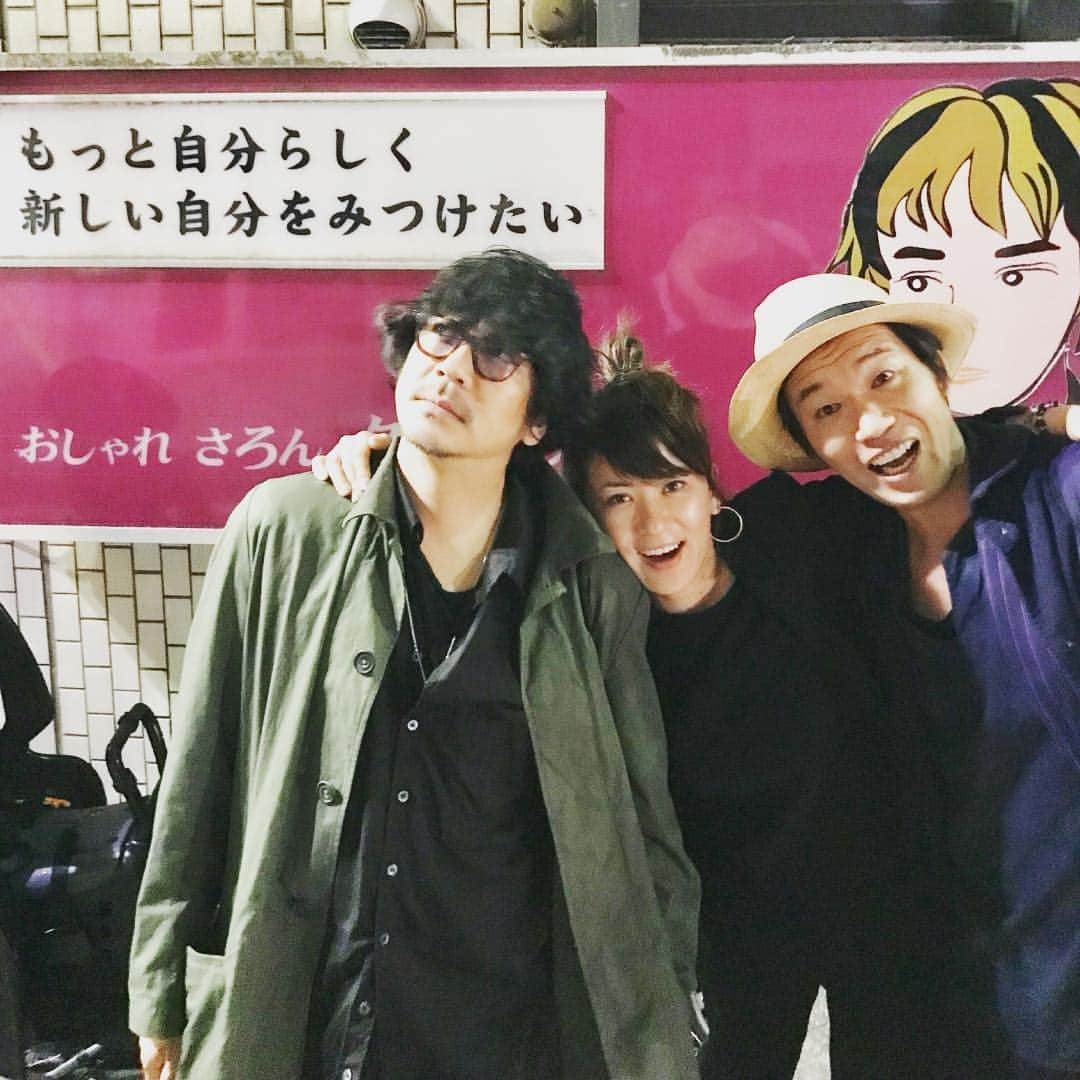 鈴木砂羽さんのインスタグラム写真 - (鈴木砂羽Instagram)「「もっと自分らしく 新しい自分をみつけたい」 偶然にもキャッチーなコピーの前で💫  酔っ払い三人衆😜  #大杉漣 さん #お別れ会 からの #結構飲んだ #大森南朋 #高橋努 #木下ほうか さんもいたんだけど #途中消えたほうか #献杯」4月15日 20時31分 - bombon_sawa